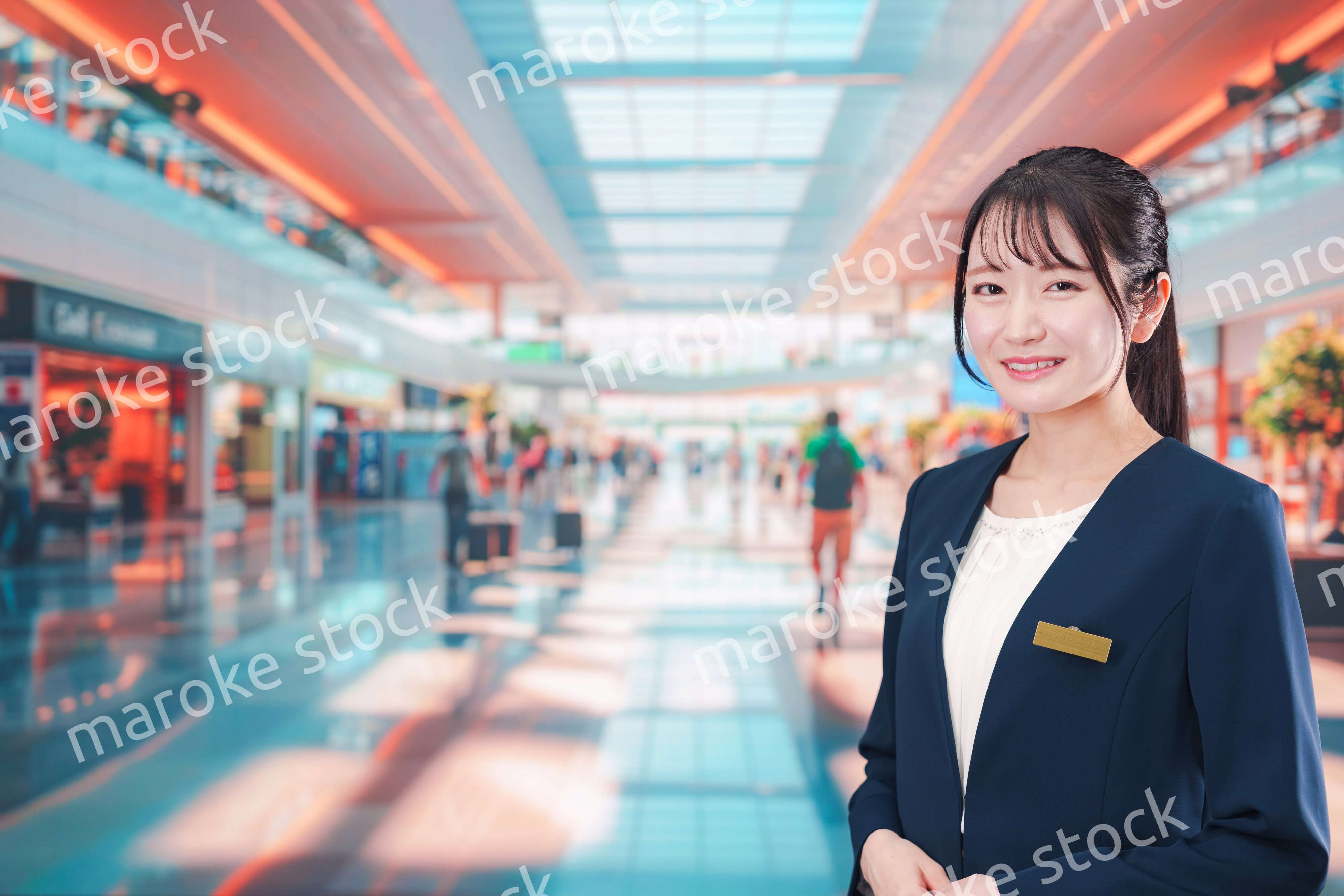 ショッピングモールで働く若い女性