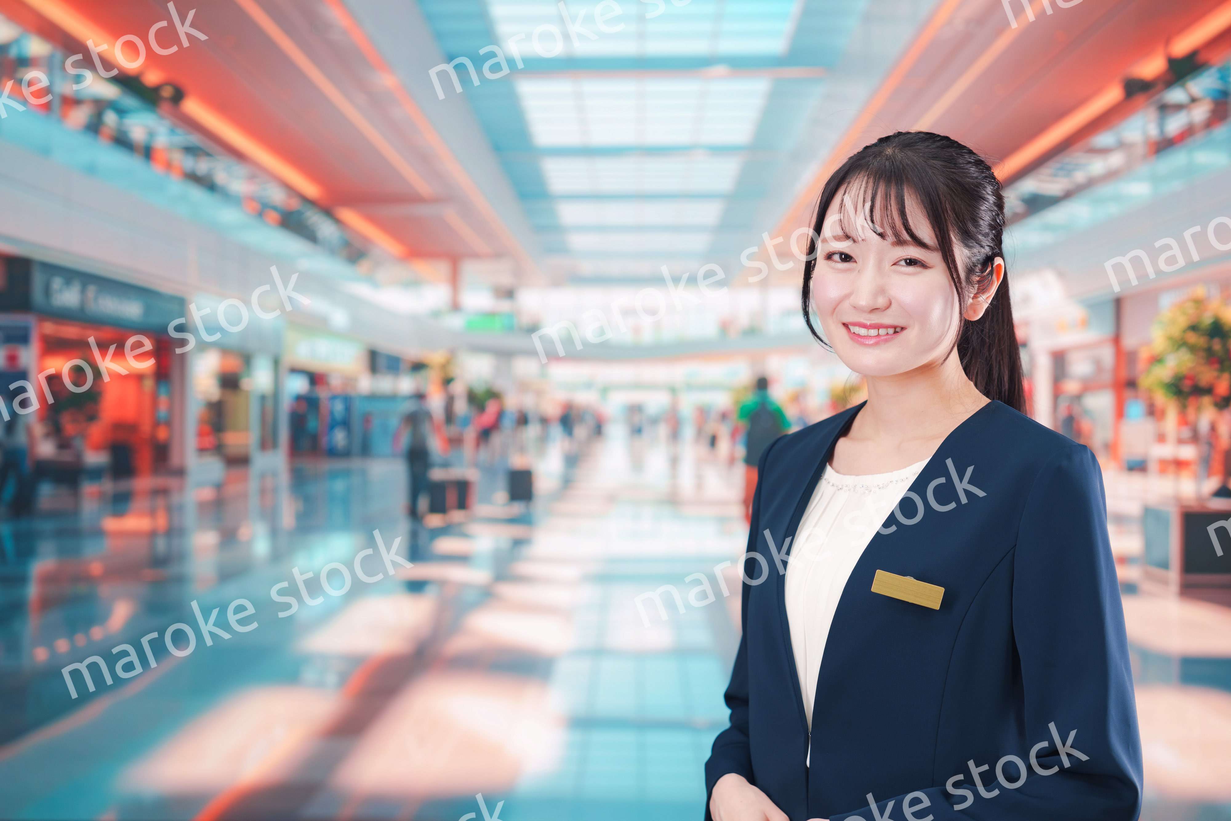 ショッピングモールで働く若い女性