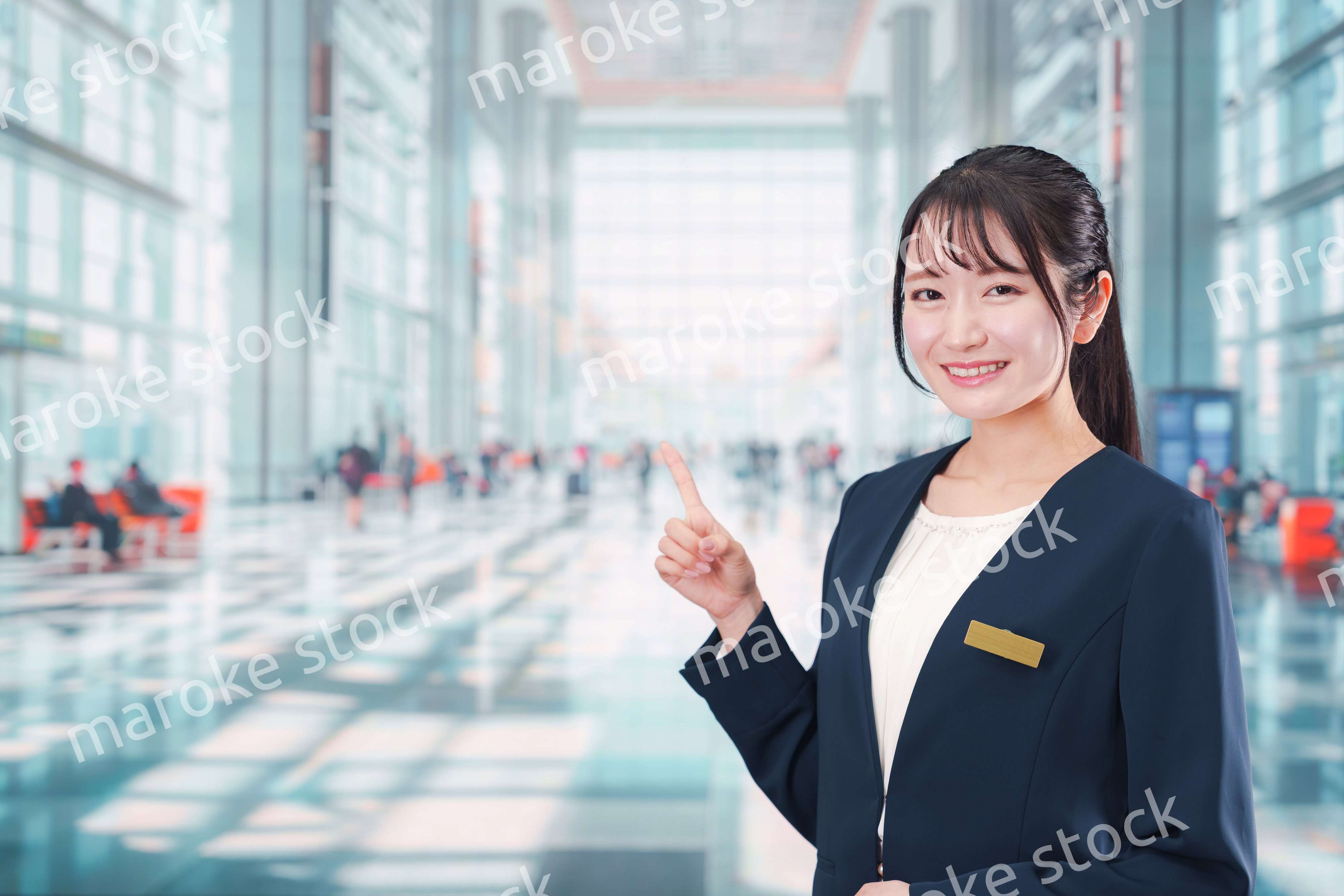 空港で働く笑顔の若い女性