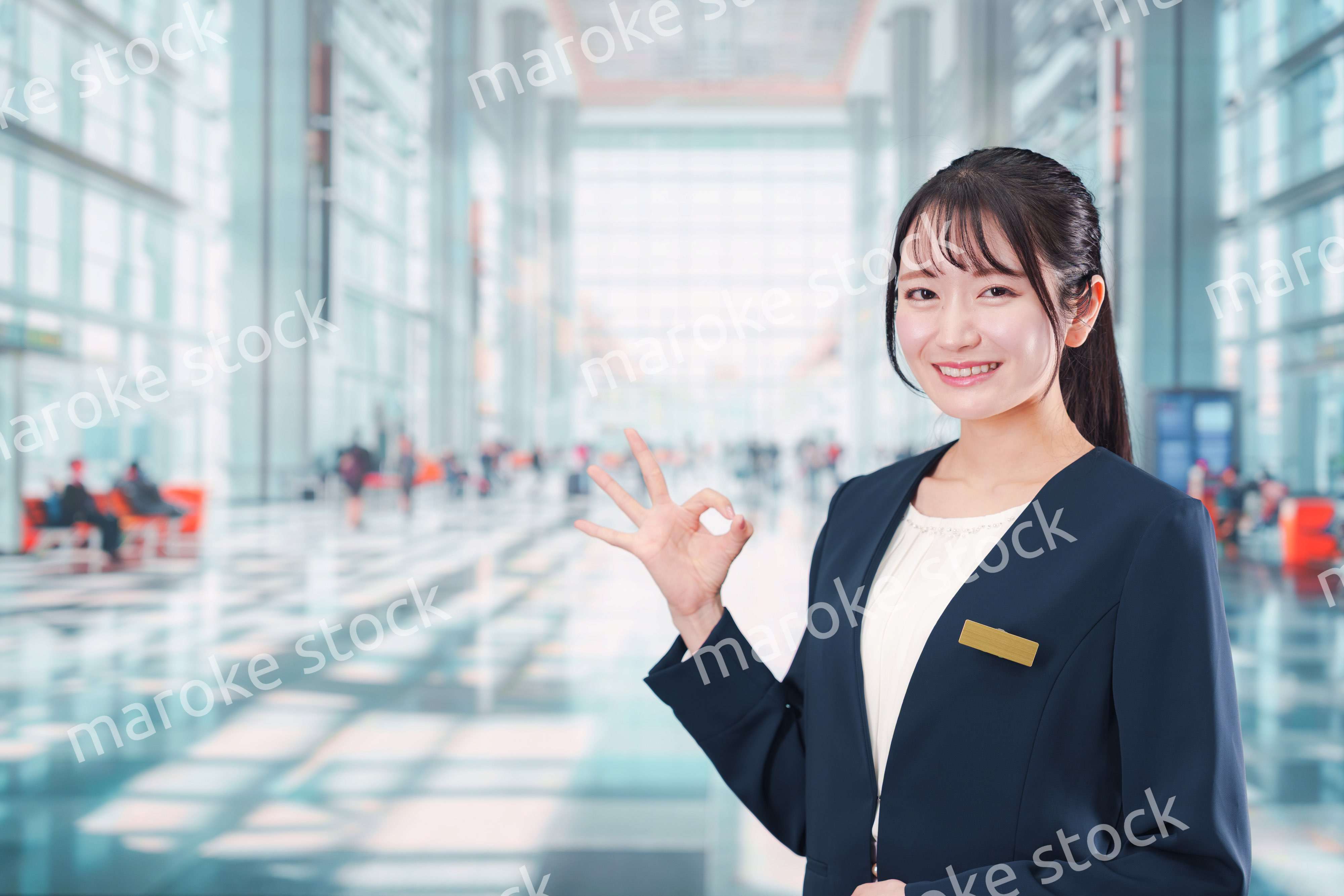 空港で働く笑顔の若い女性