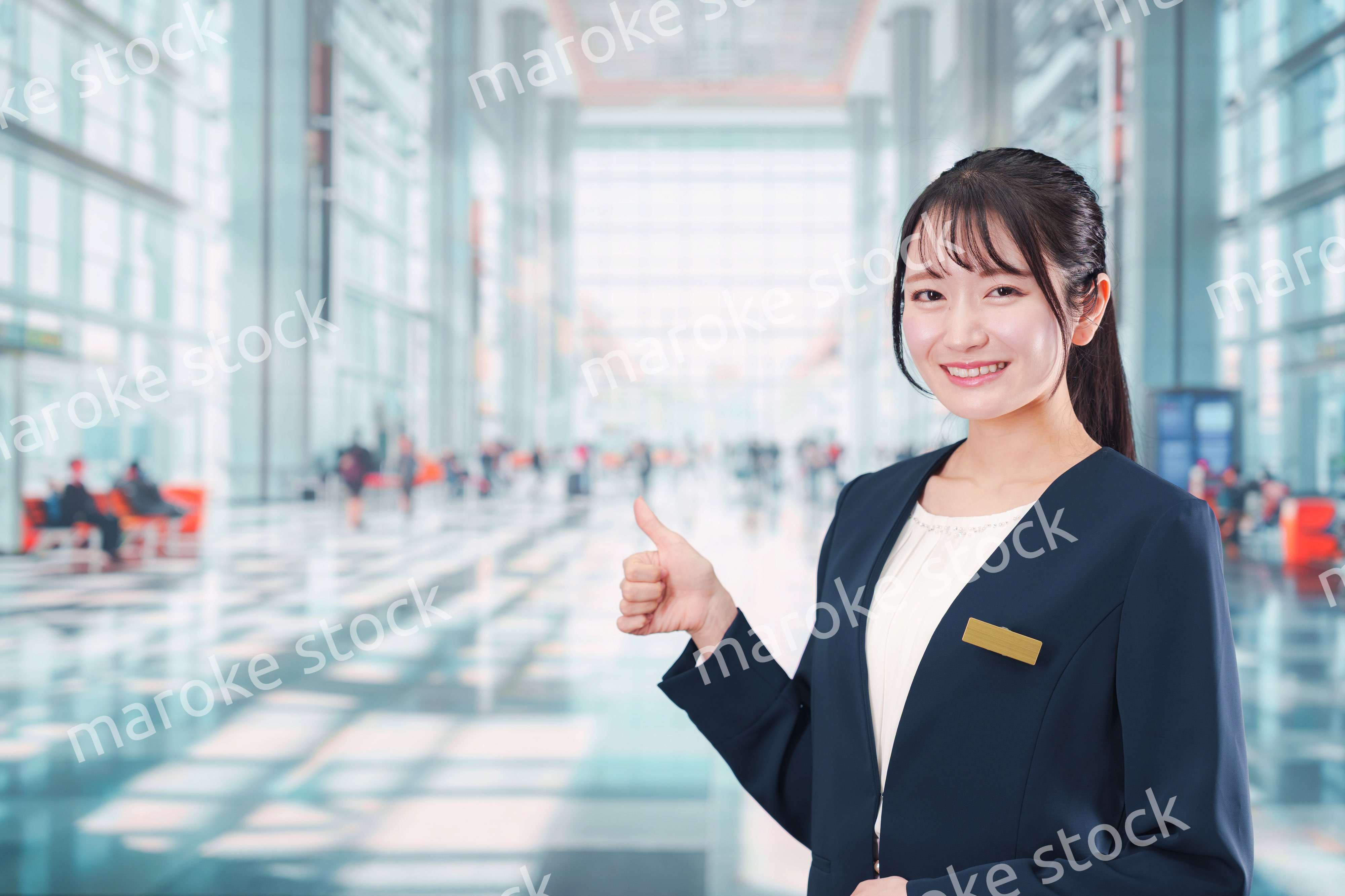 空港で働く笑顔の若い女性