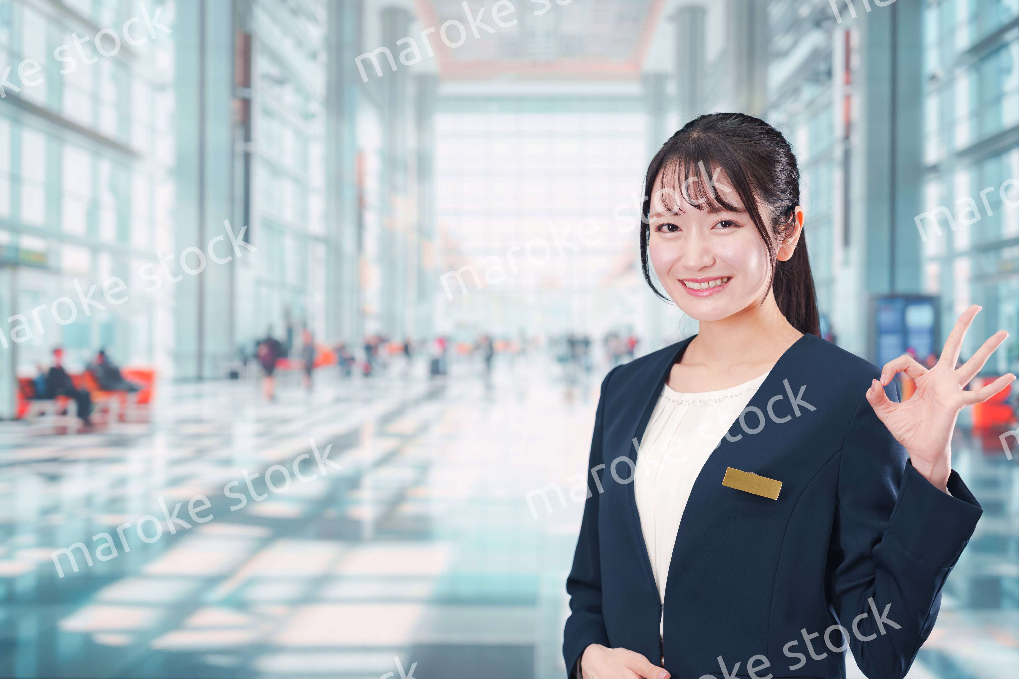 空港で働く笑顔の若い女性