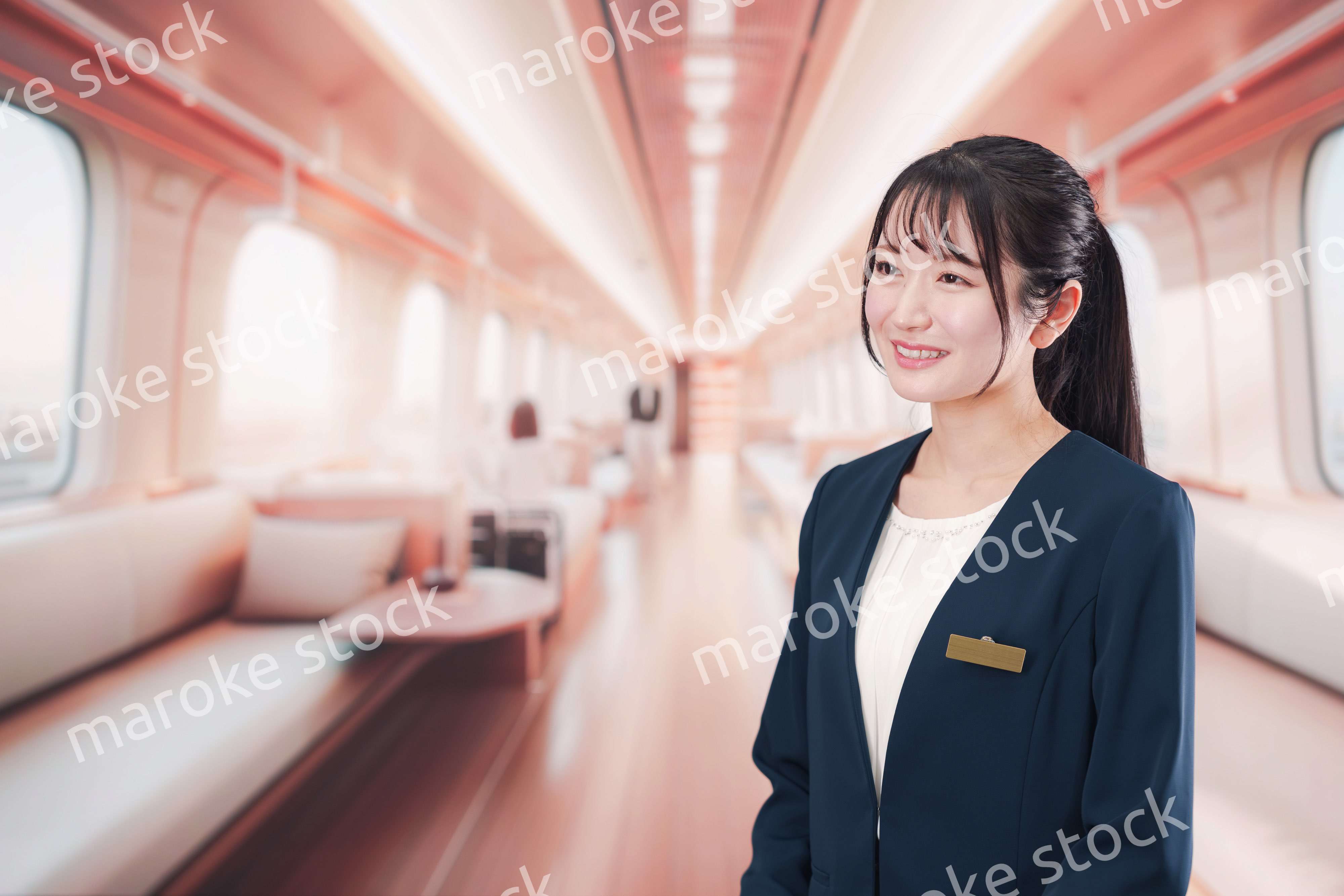 ラグジュアリーな鉄道で乗務員をする若い女性