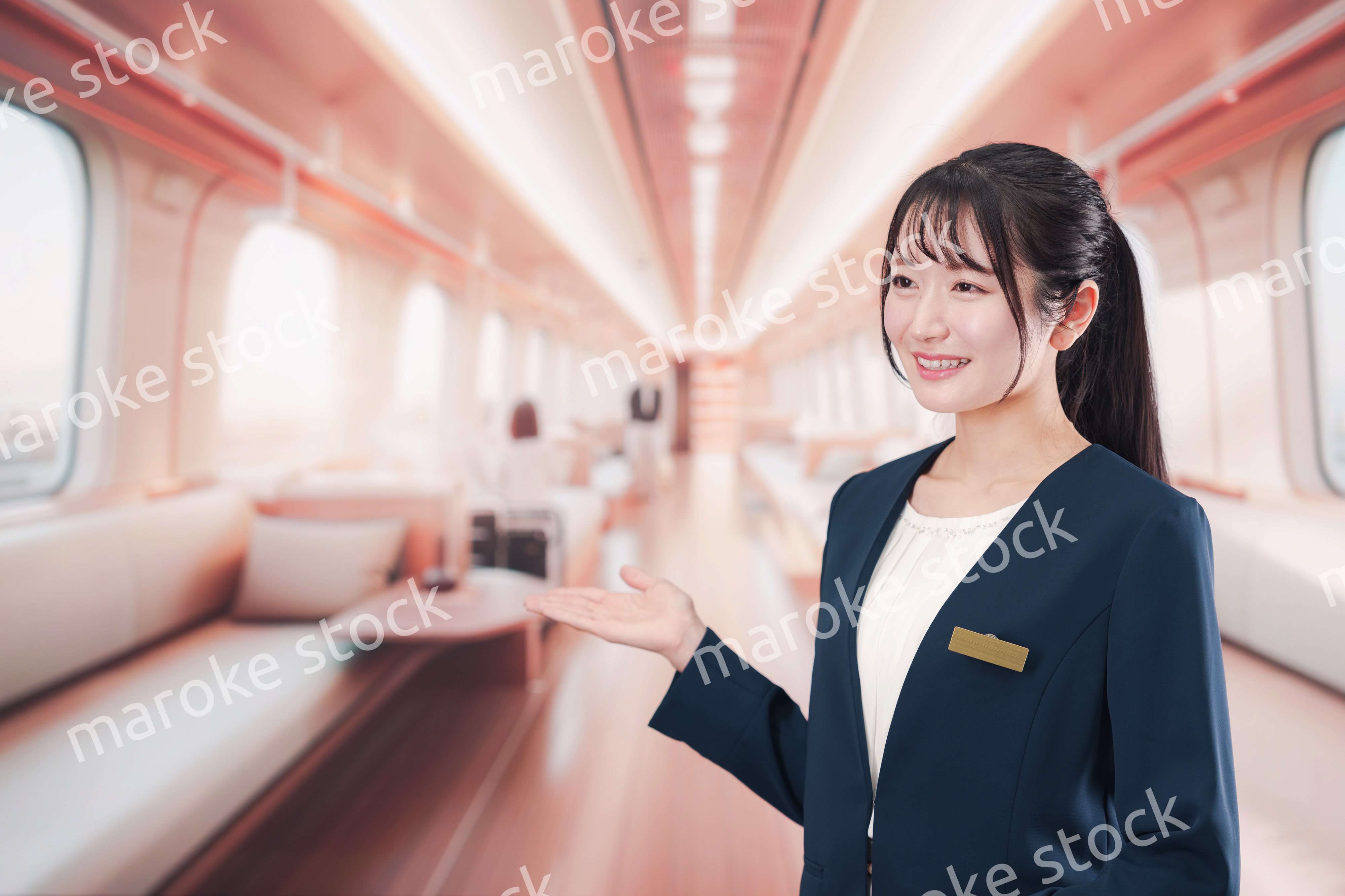 ラグジュアリーな鉄道で乗務員をする若い女性