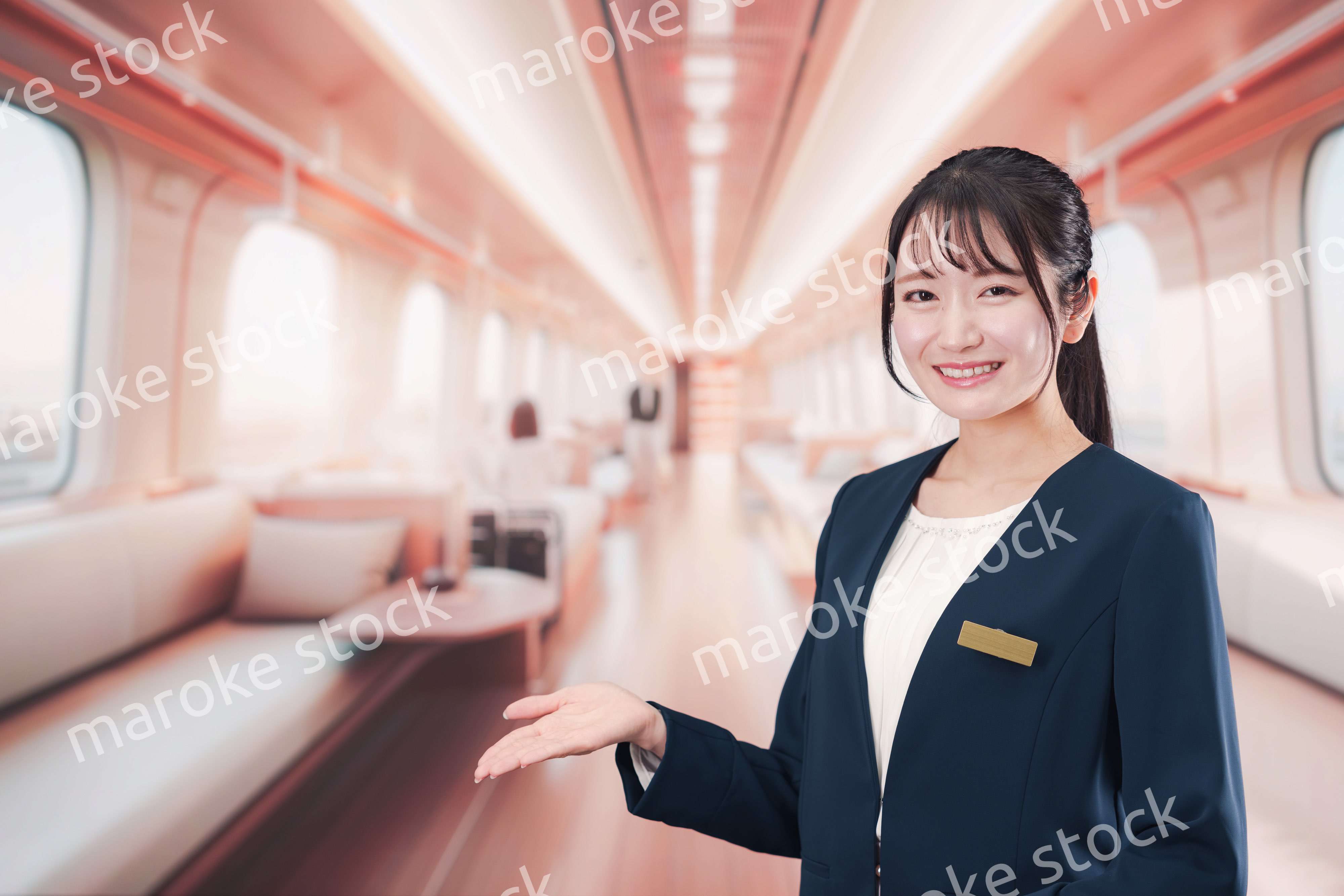 ラグジュアリーな鉄道で乗務員をする若い女性