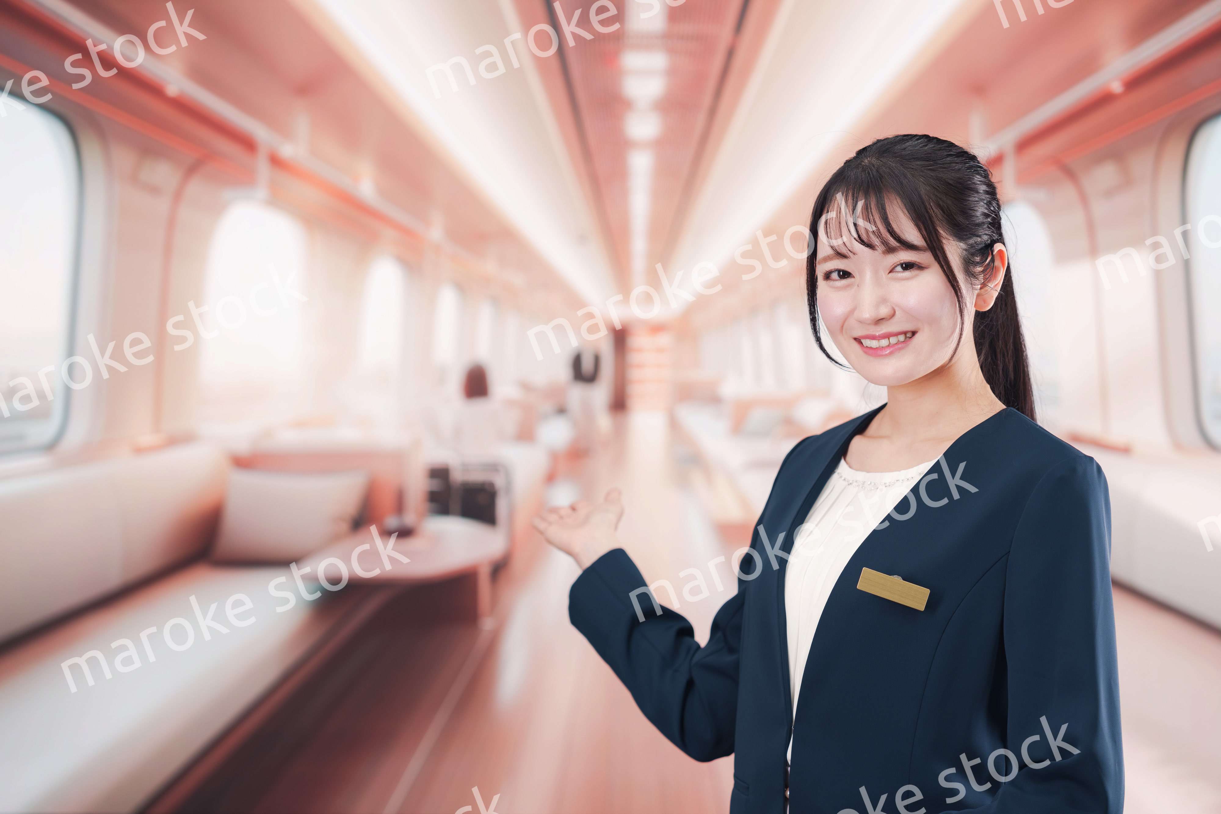 ラグジュアリーな鉄道で乗務員をする若い女性