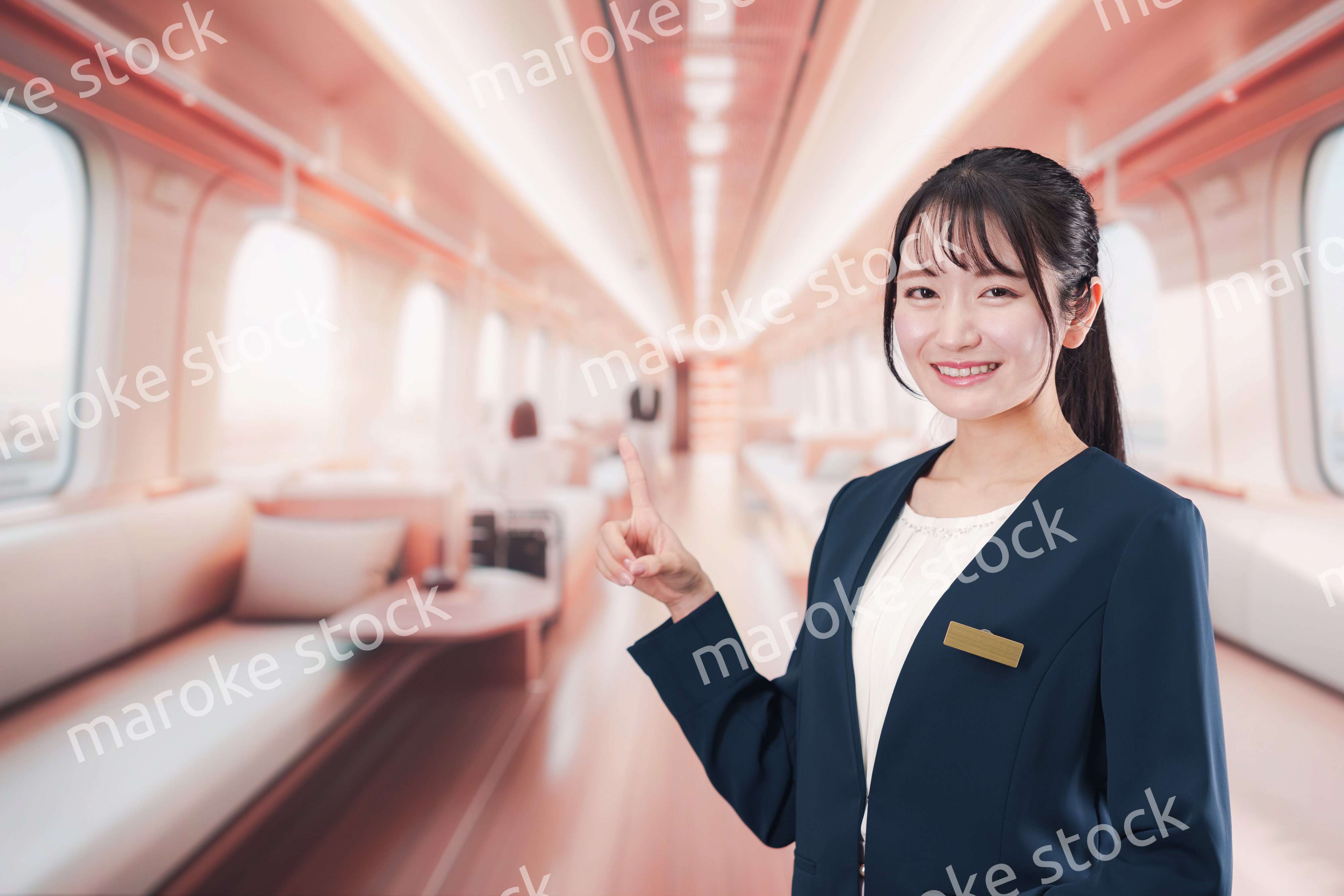 ラグジュアリーな鉄道で乗務員をする若い女性