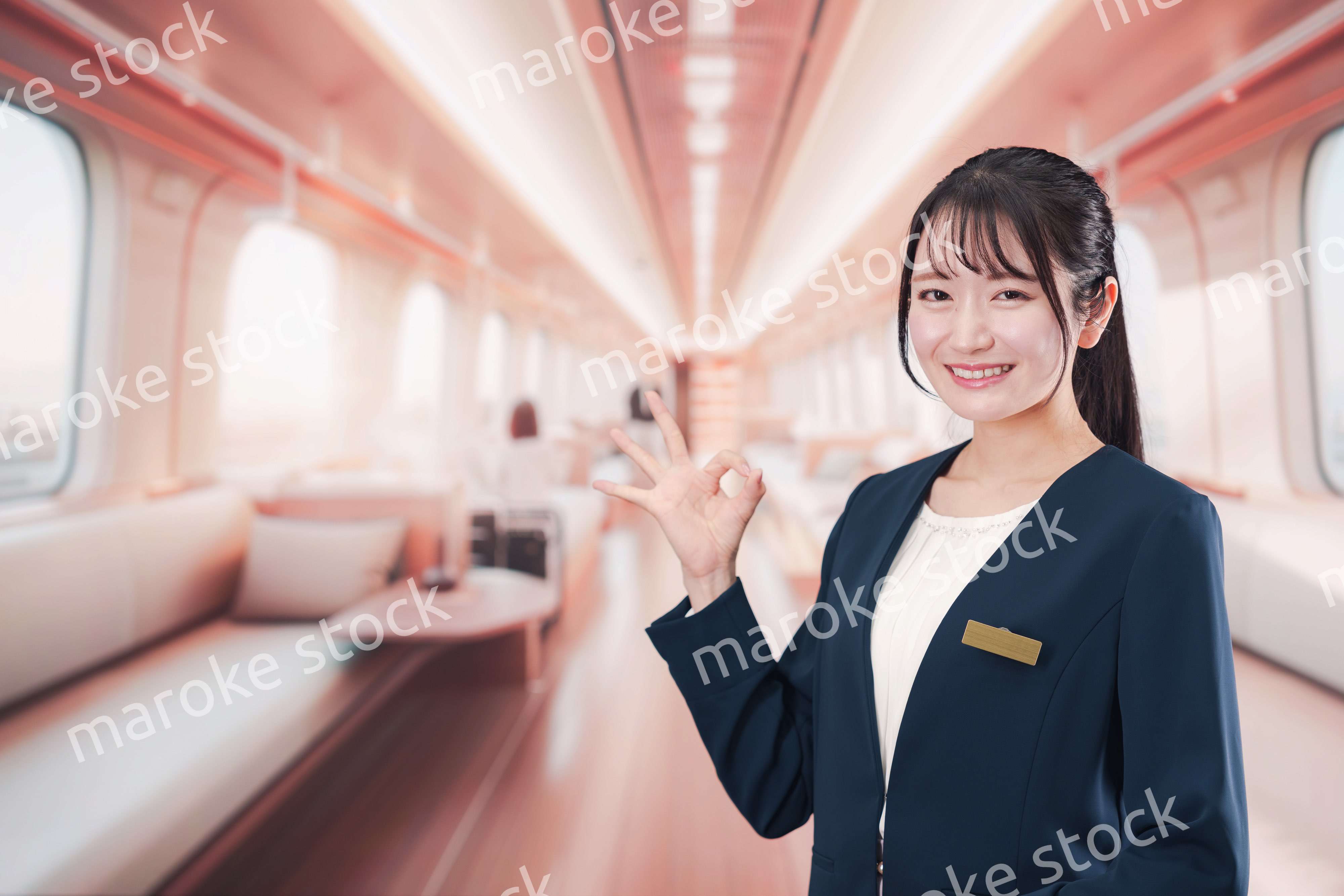 ラグジュアリーな鉄道で乗務員をする若い女性