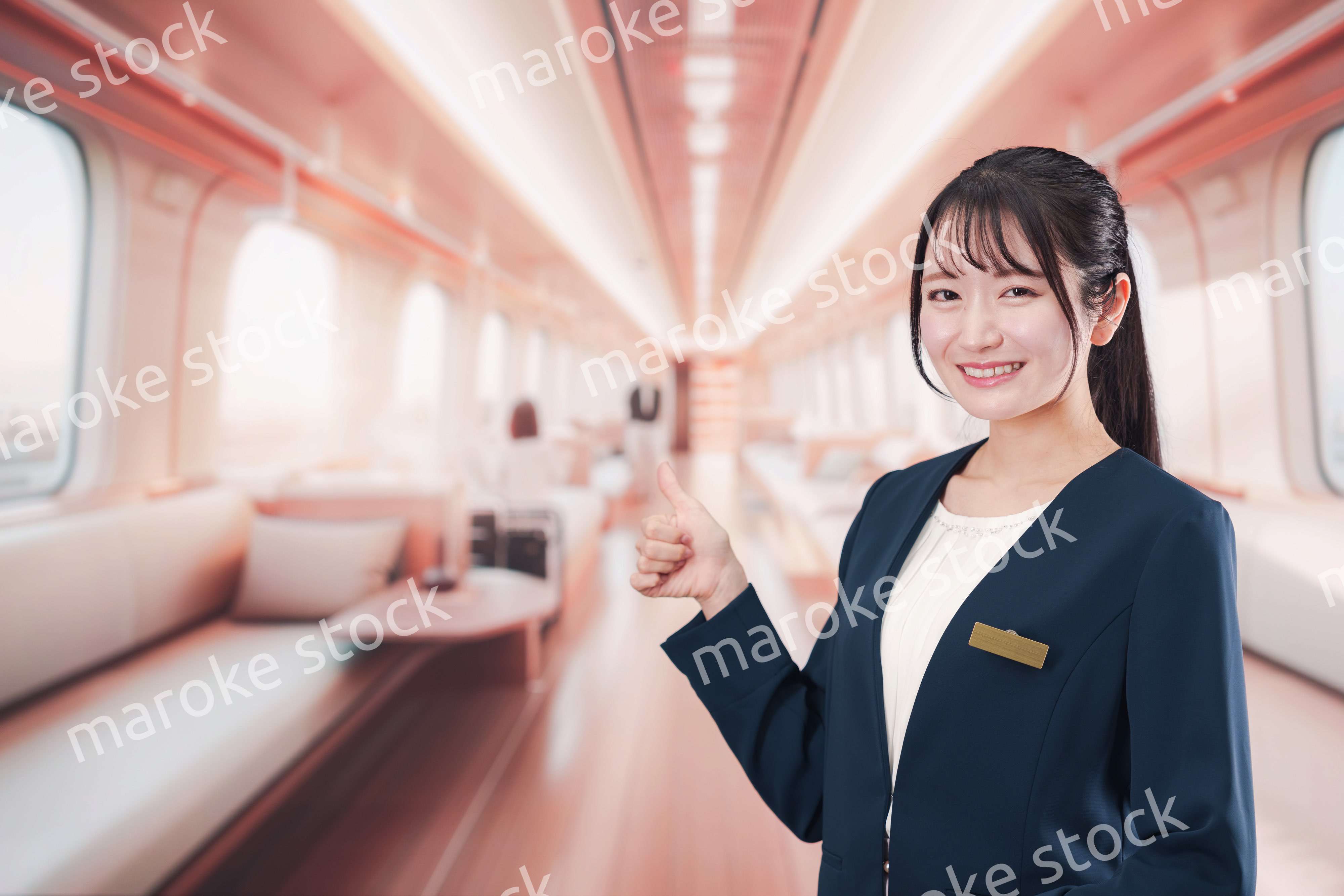 ラグジュアリーな鉄道で乗務員をする若い女性