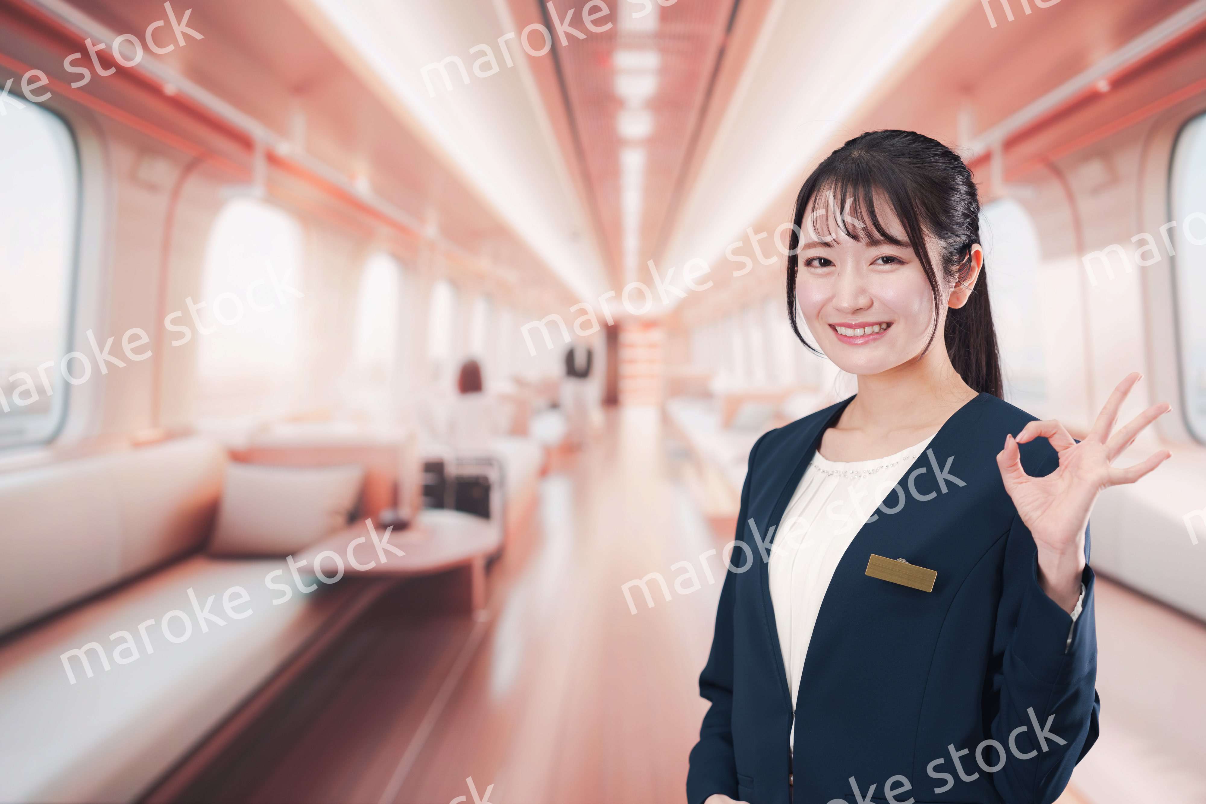 ラグジュアリーな鉄道で乗務員をする若い女性