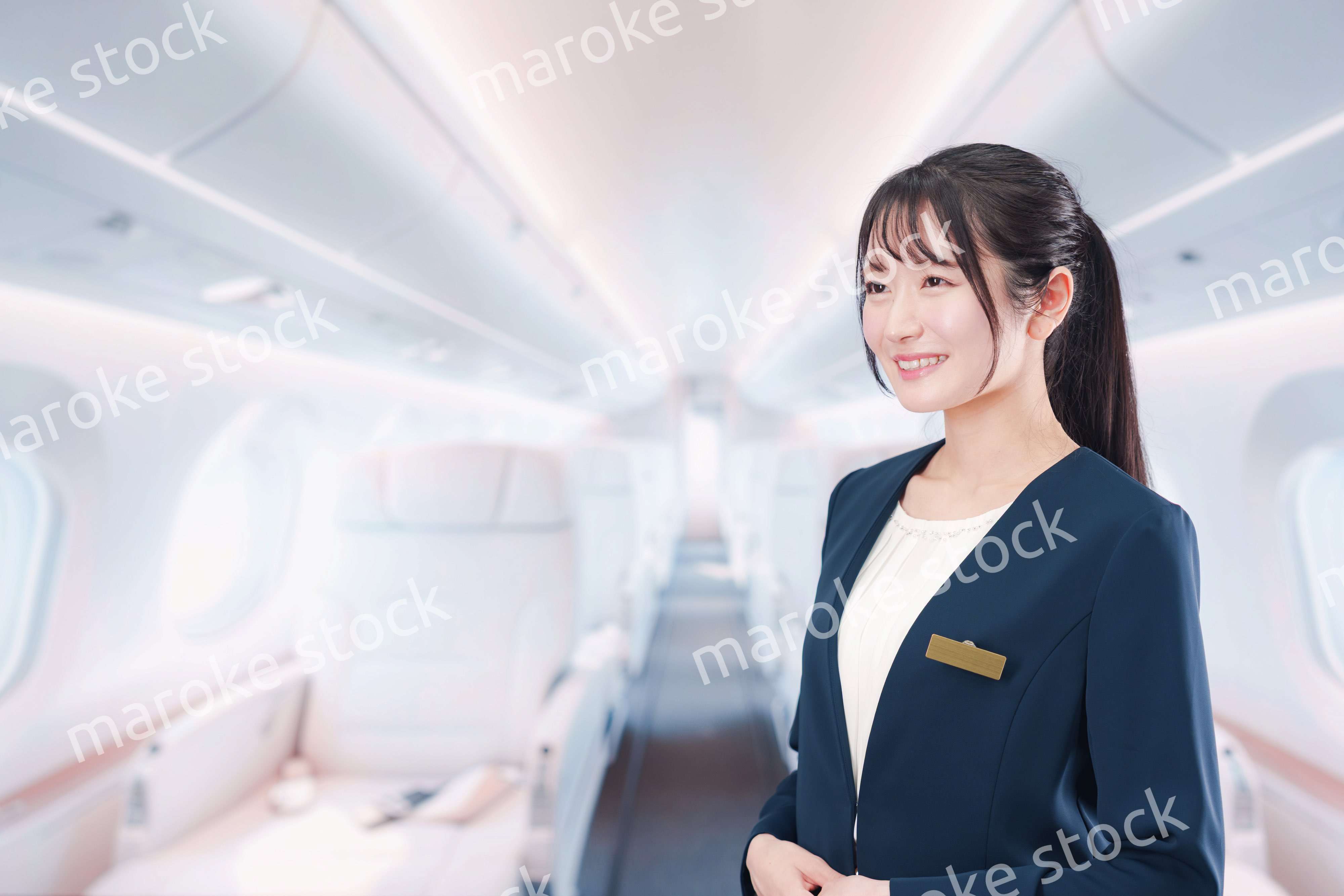 プライベートジェットのフライトアテンダントをする女性