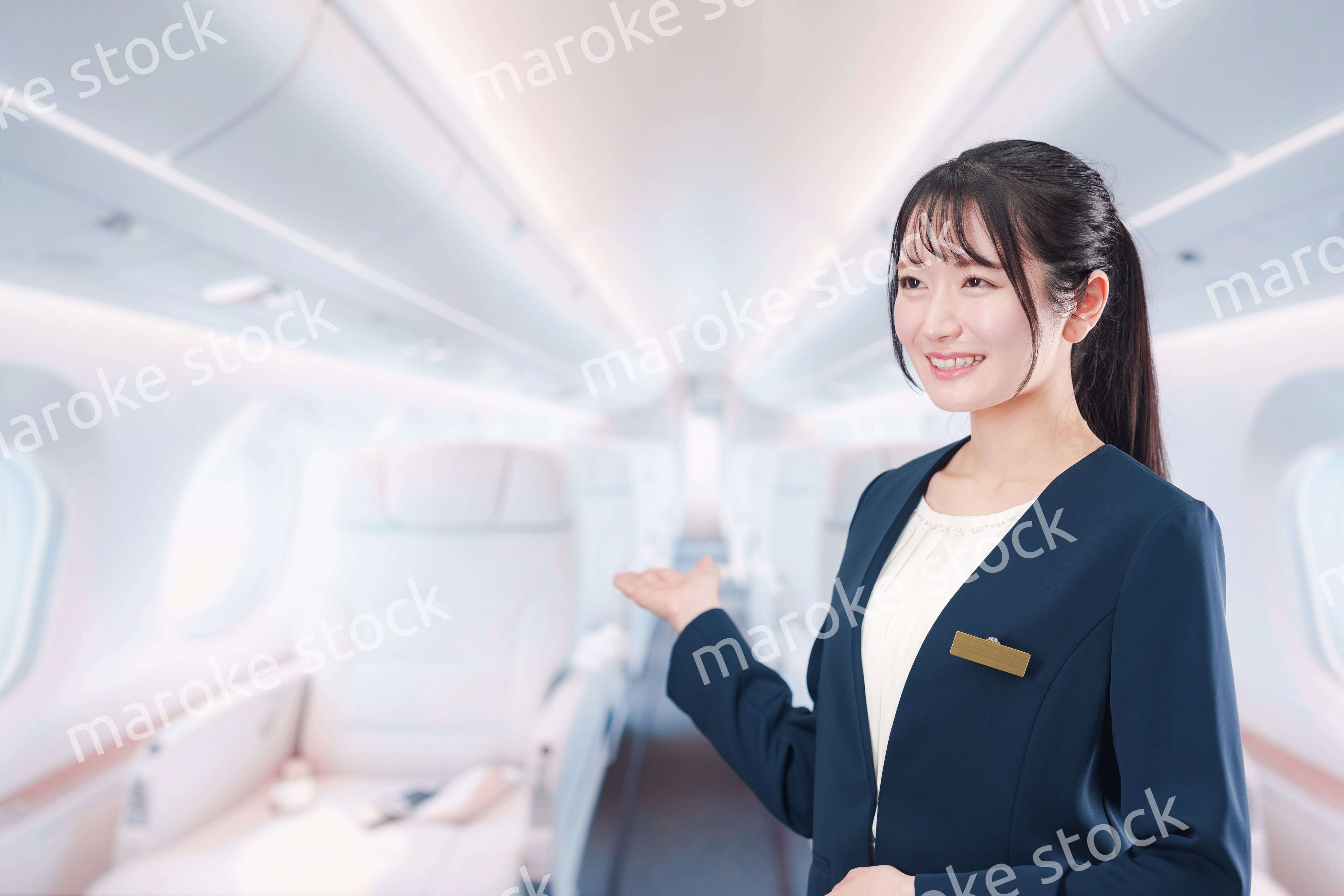 プライベートジェットのフライトアテンダントをする女性