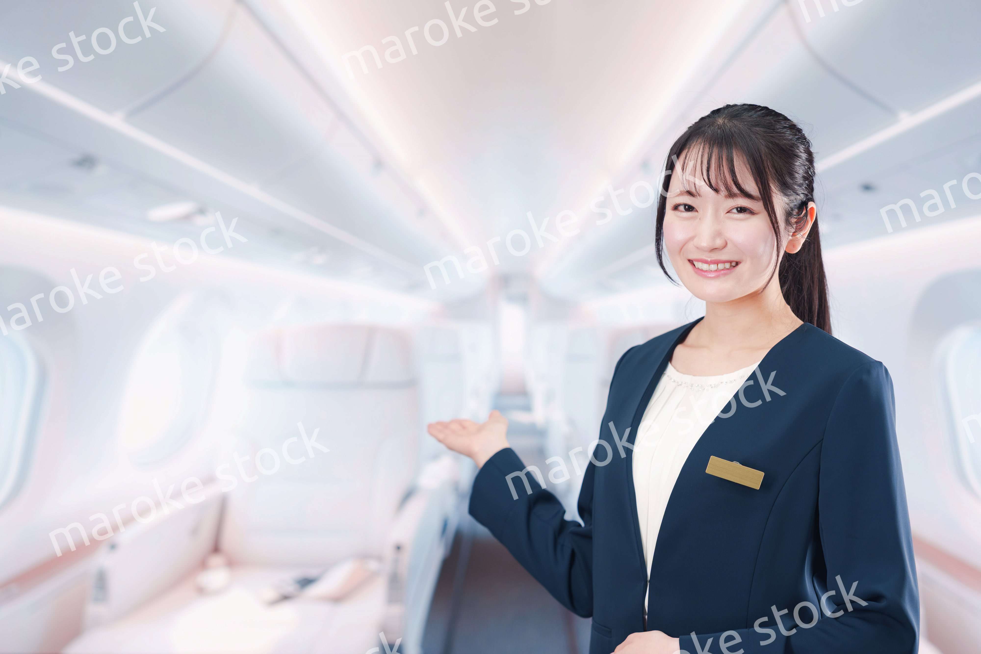 プライベートジェットのフライトアテンダントをする女性