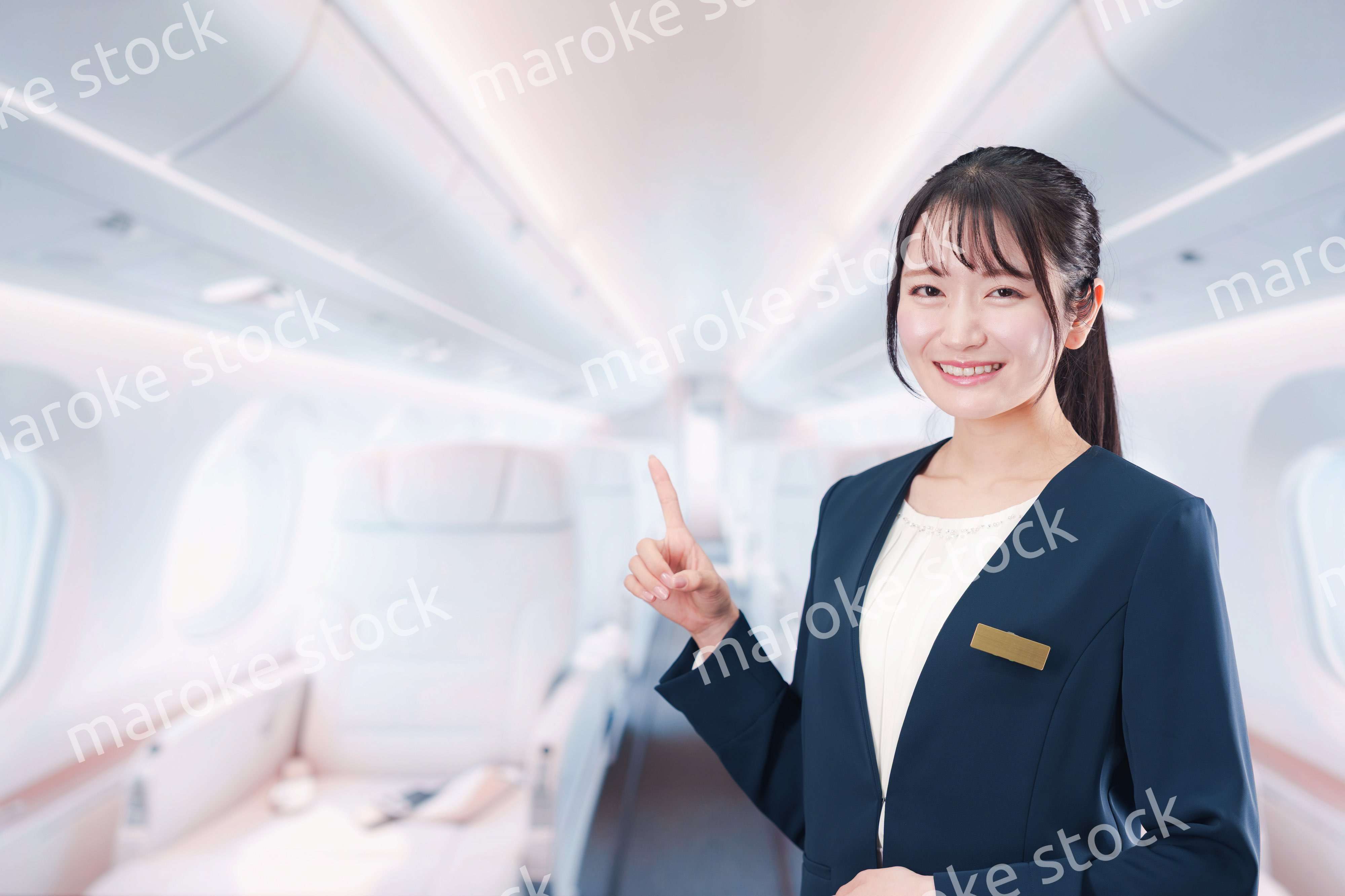 プライベートジェットのフライトアテンダントをする女性