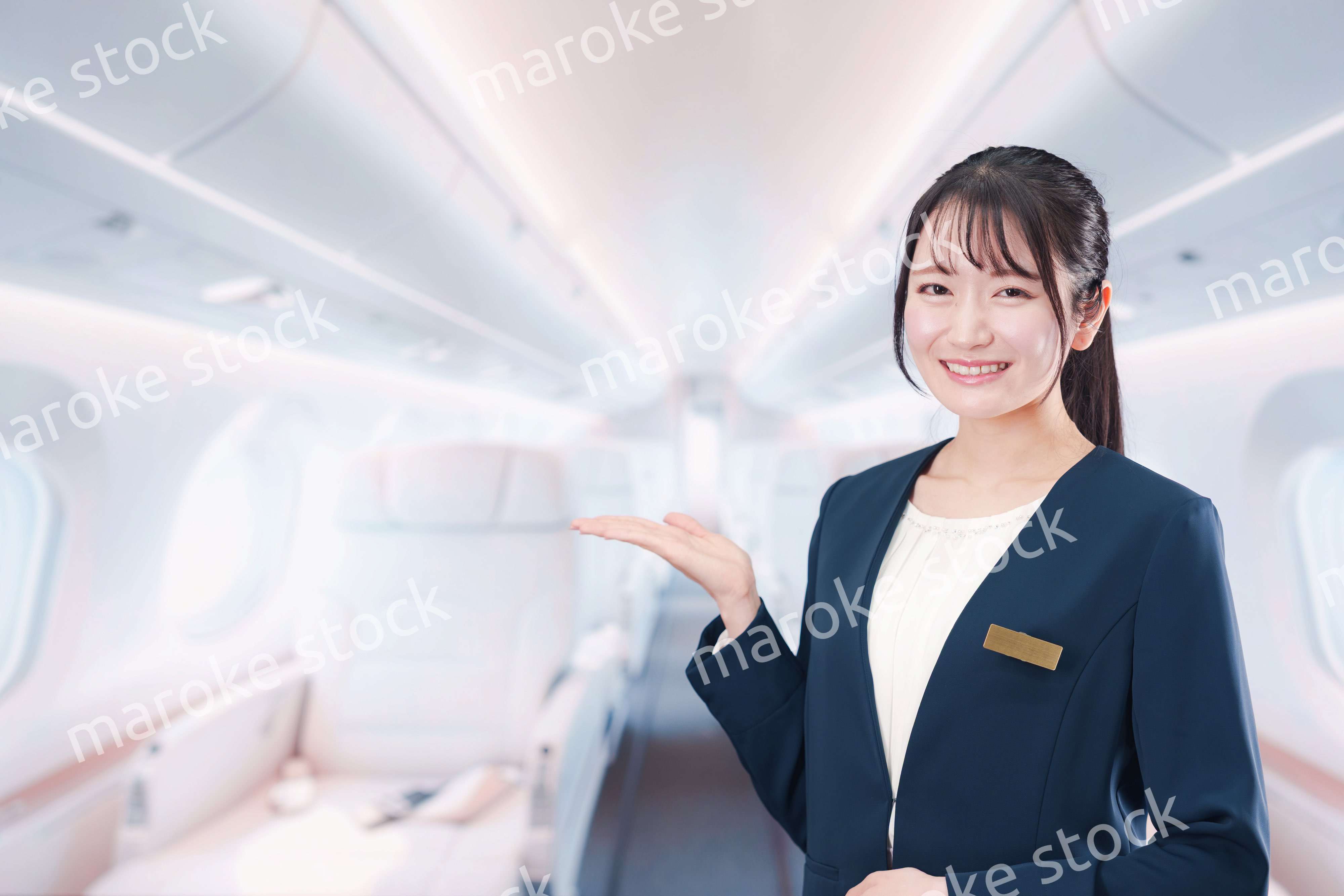 プライベートジェットのフライトアテンダントをする女性