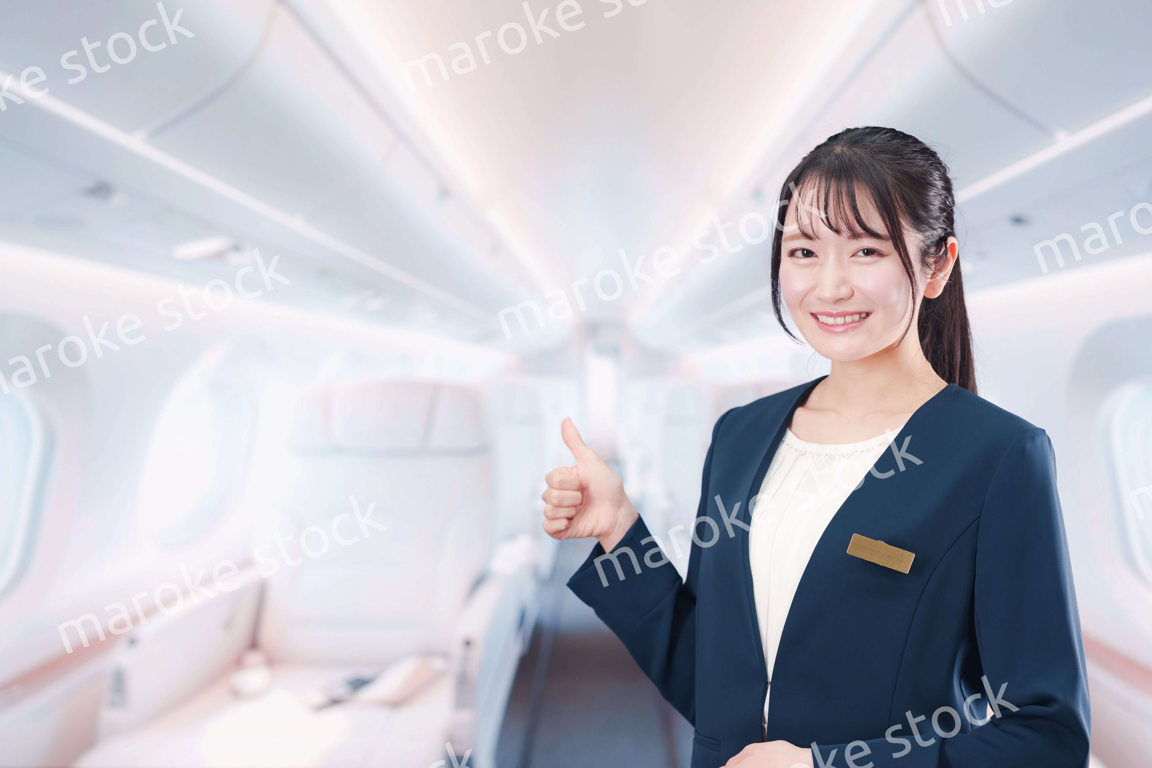 プライベートジェットのフライトアテンダントをする女性