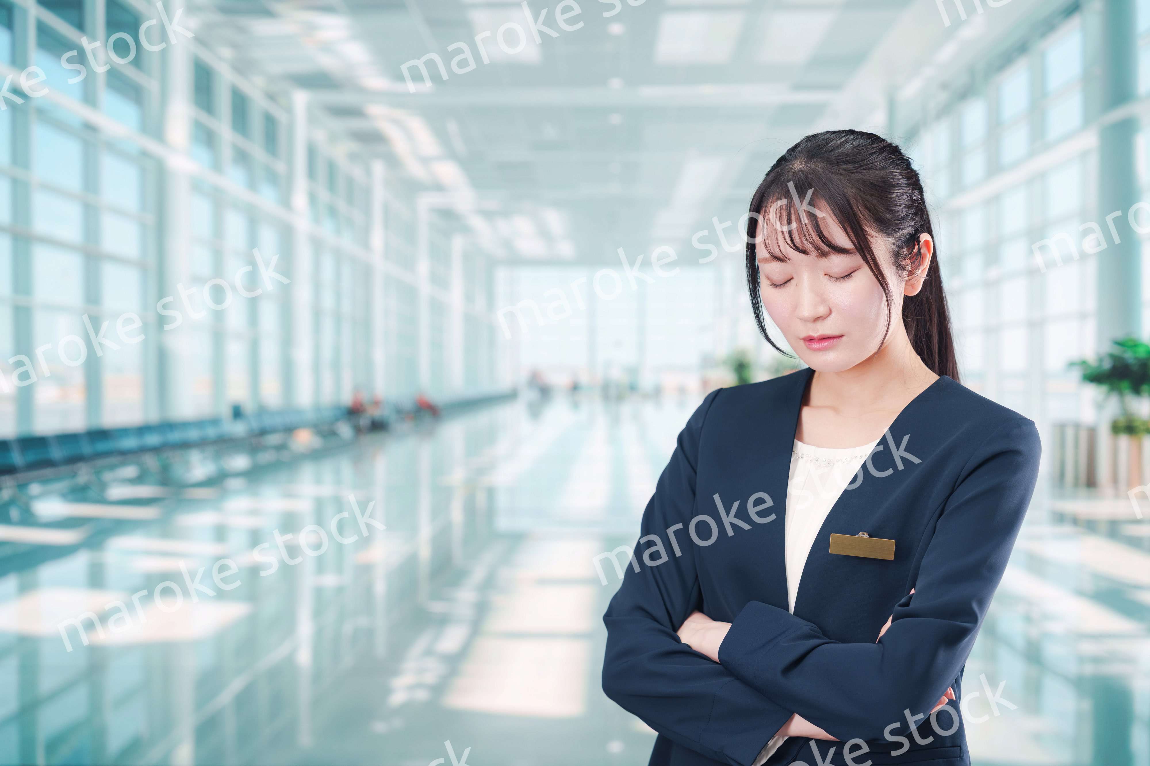 悩みを抱える空港で働く若い女性