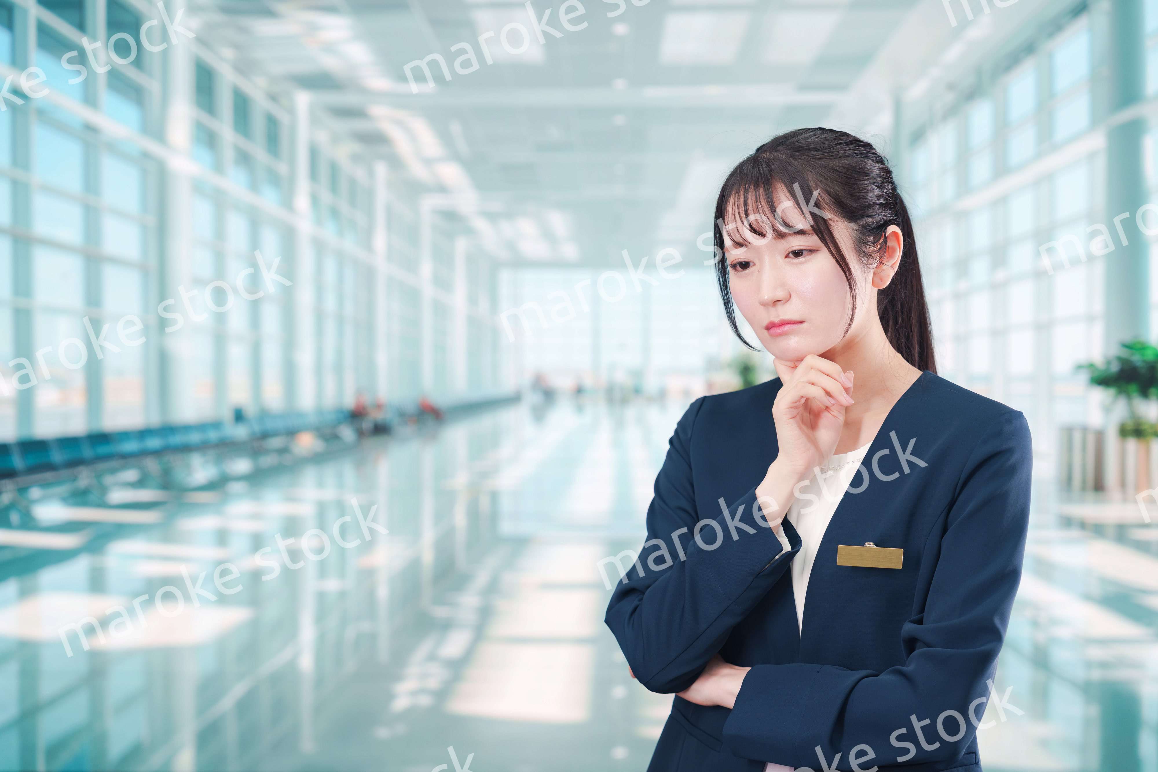 悩みを抱える空港で働く若い女性