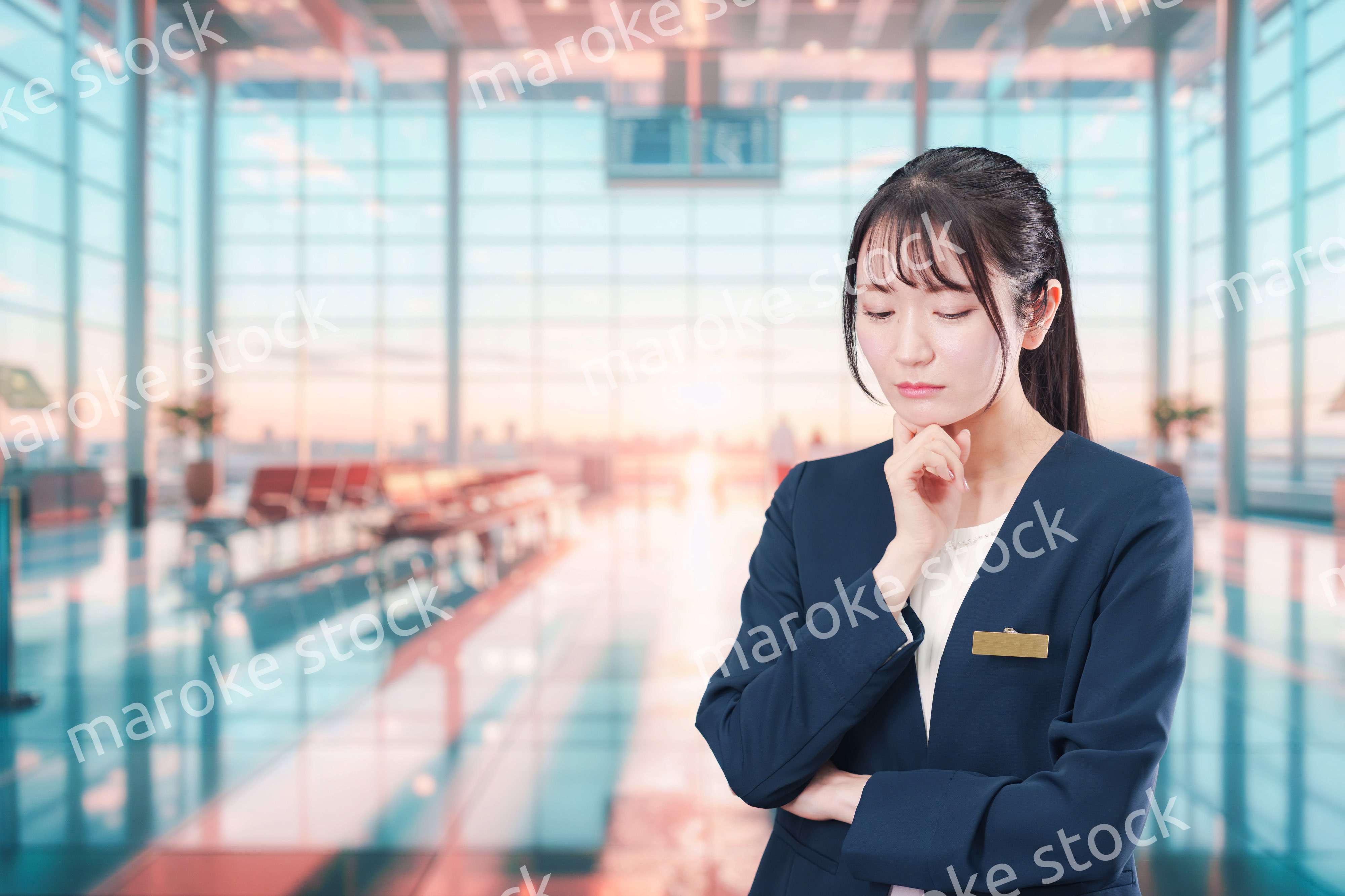 悩みを抱える空港で働く若い女性