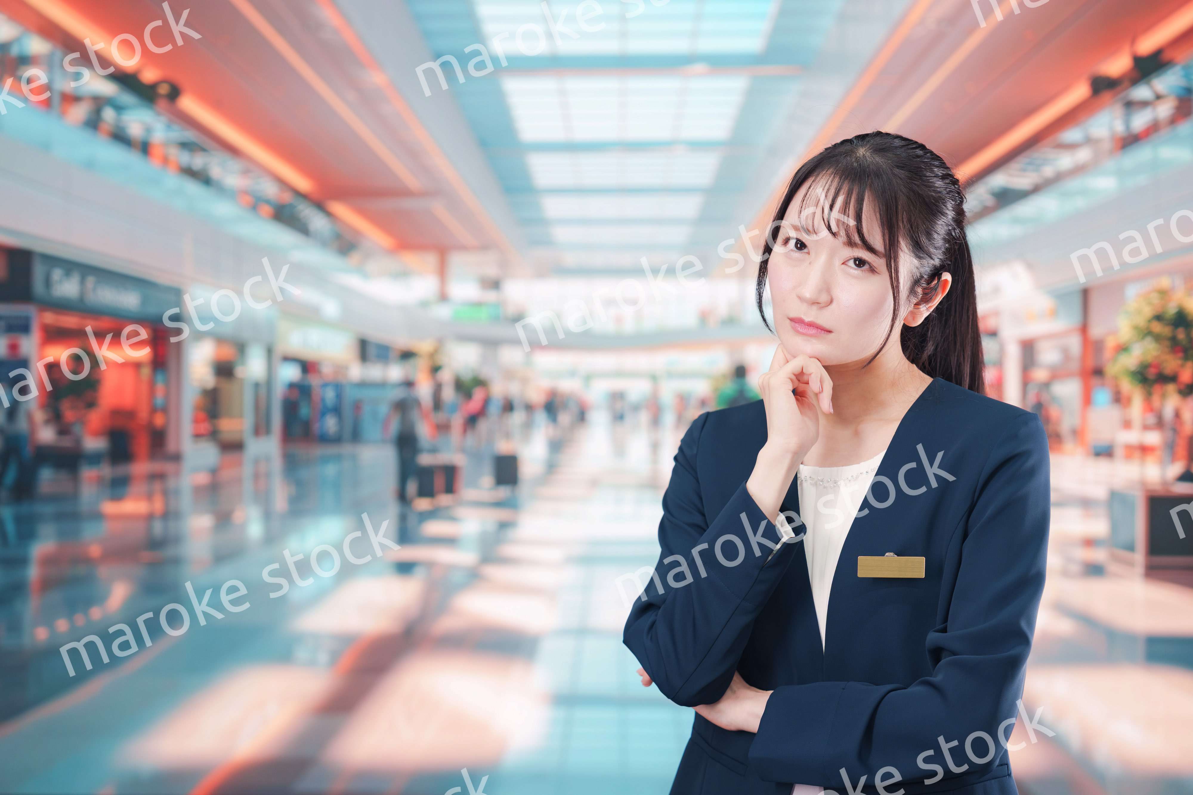 悩みを抱える空港で働く若い女性