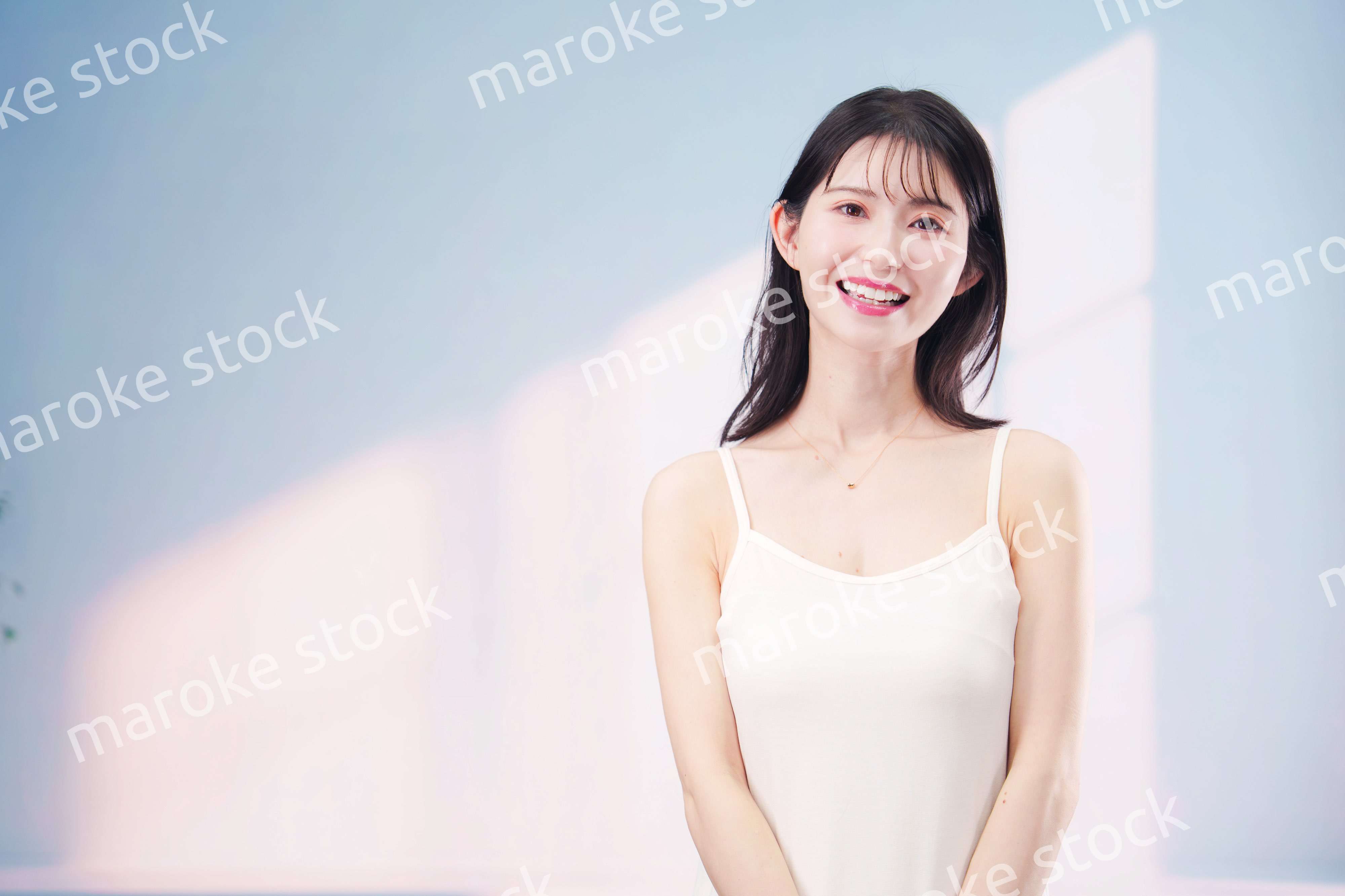 若い女性のビューティーイメージ（シンプル背景）