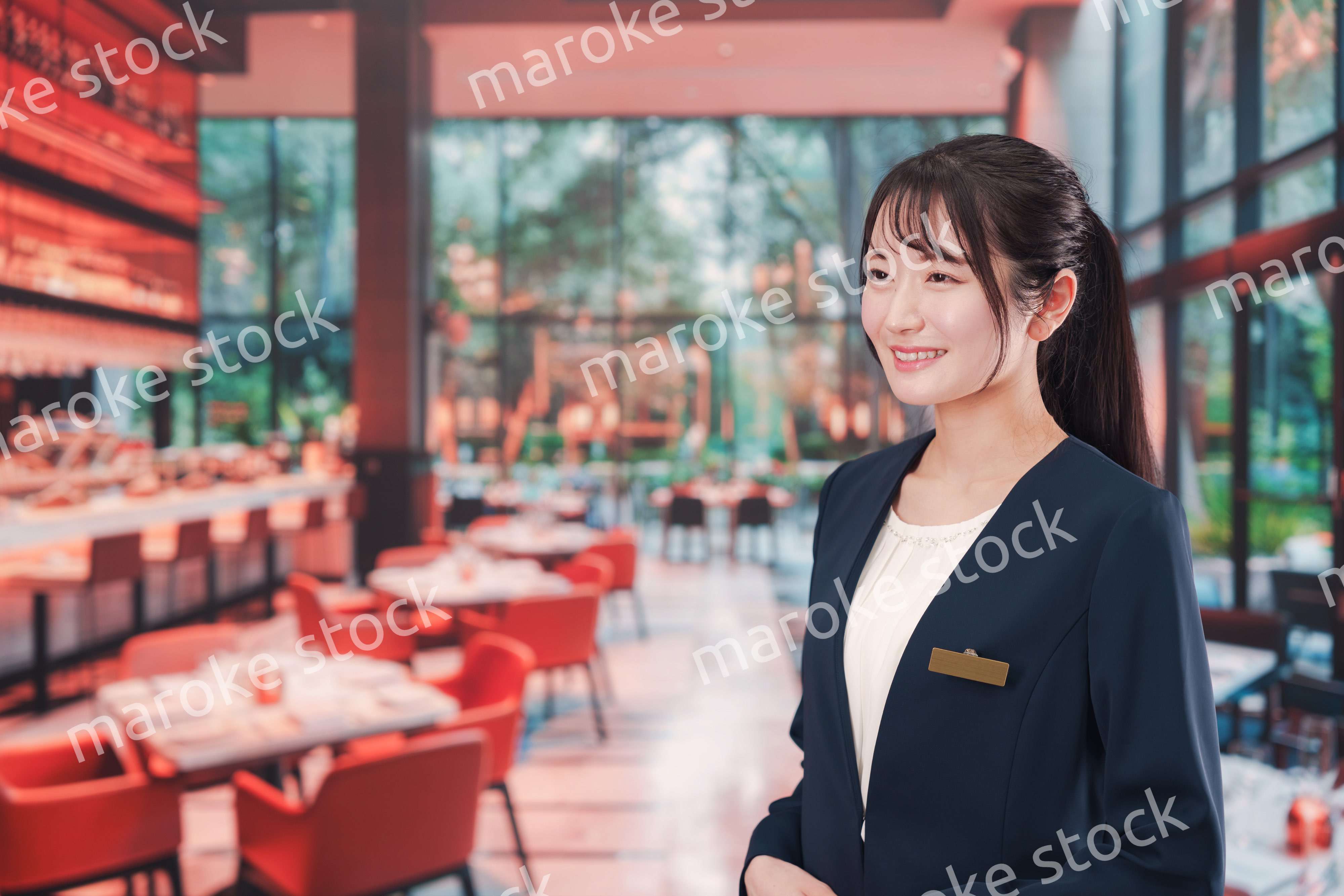 レストランで働く若い女性