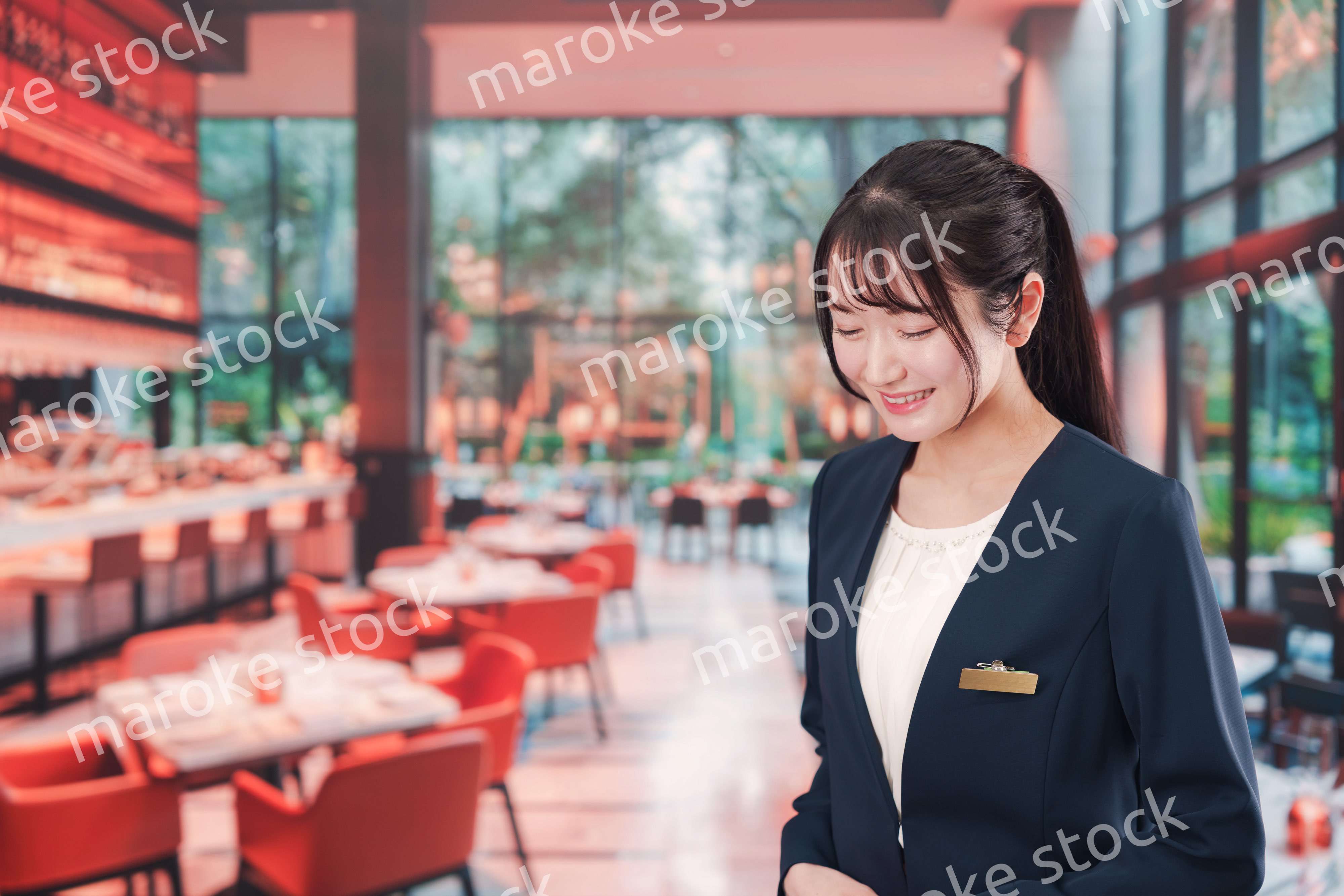 レストランで働く若い女性