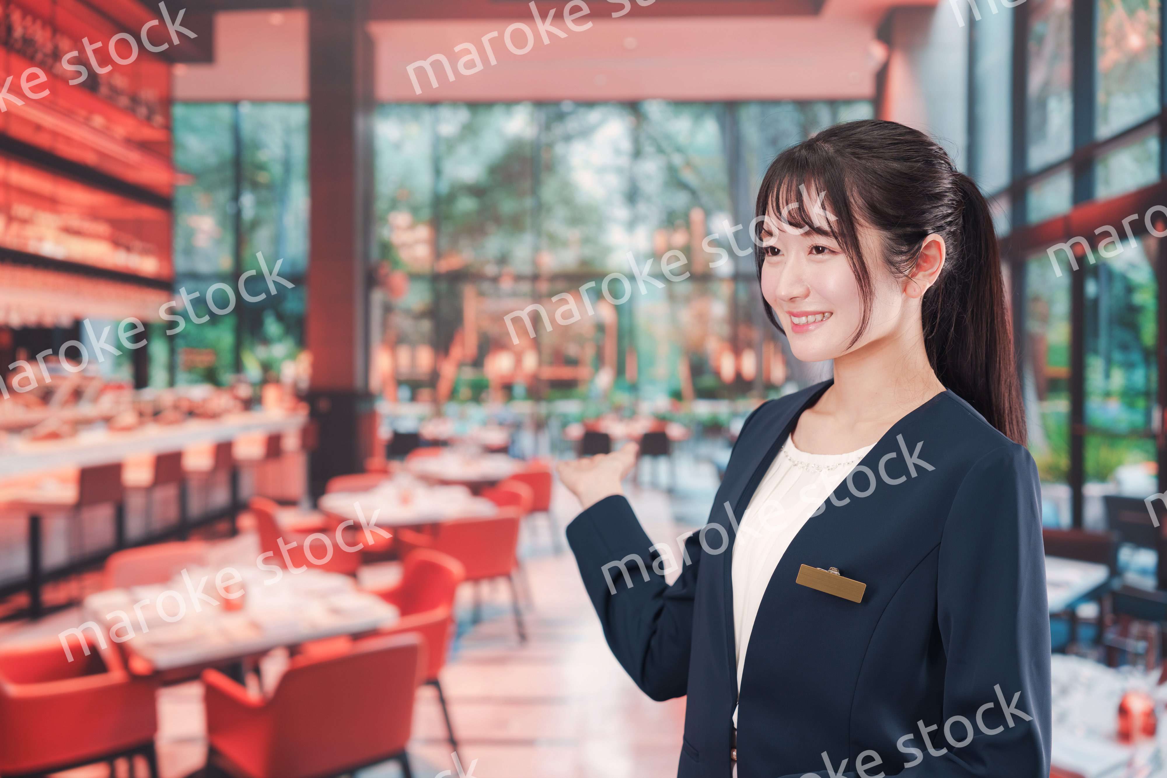 レストランで働く若い女性