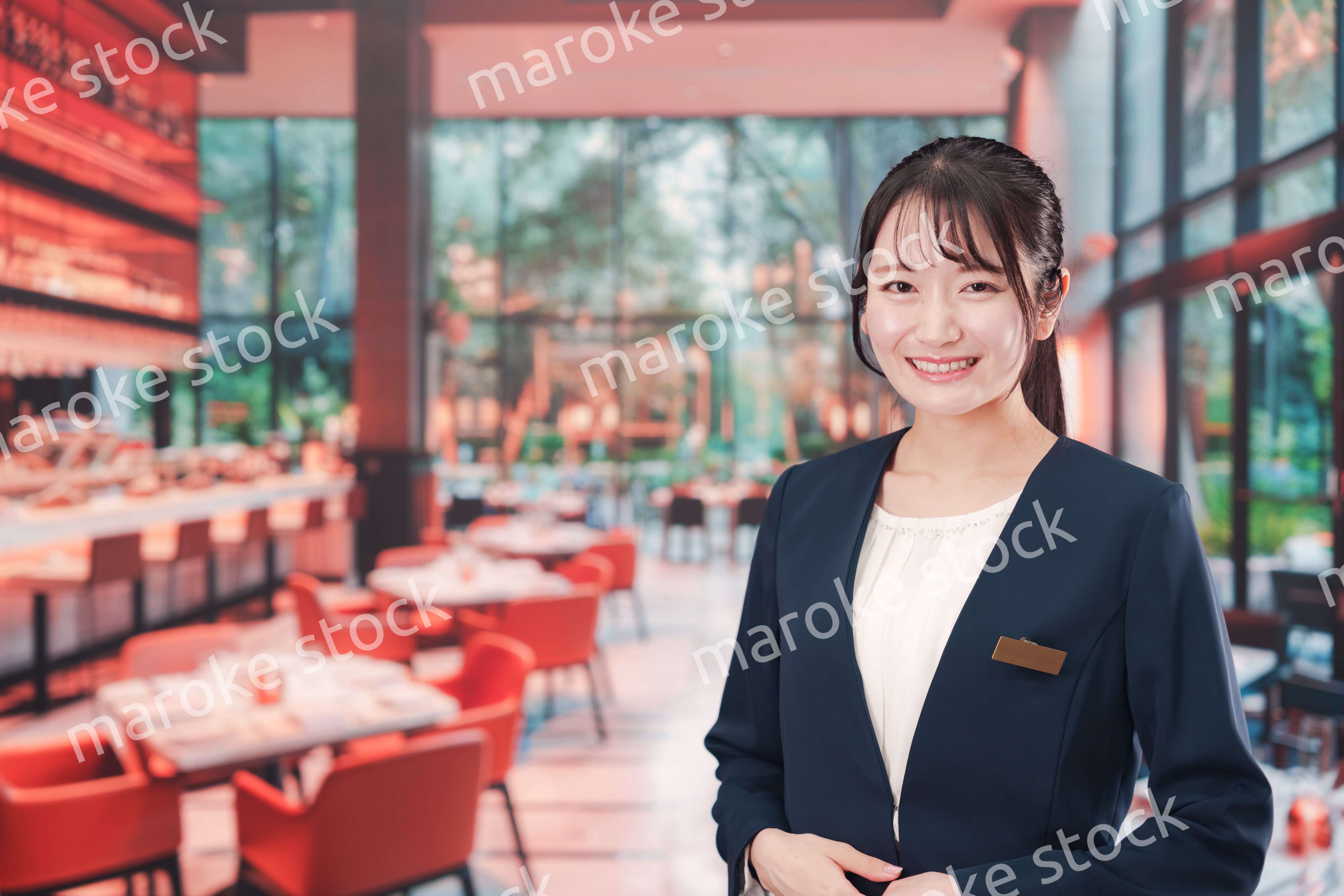 レストランで働く若い女性