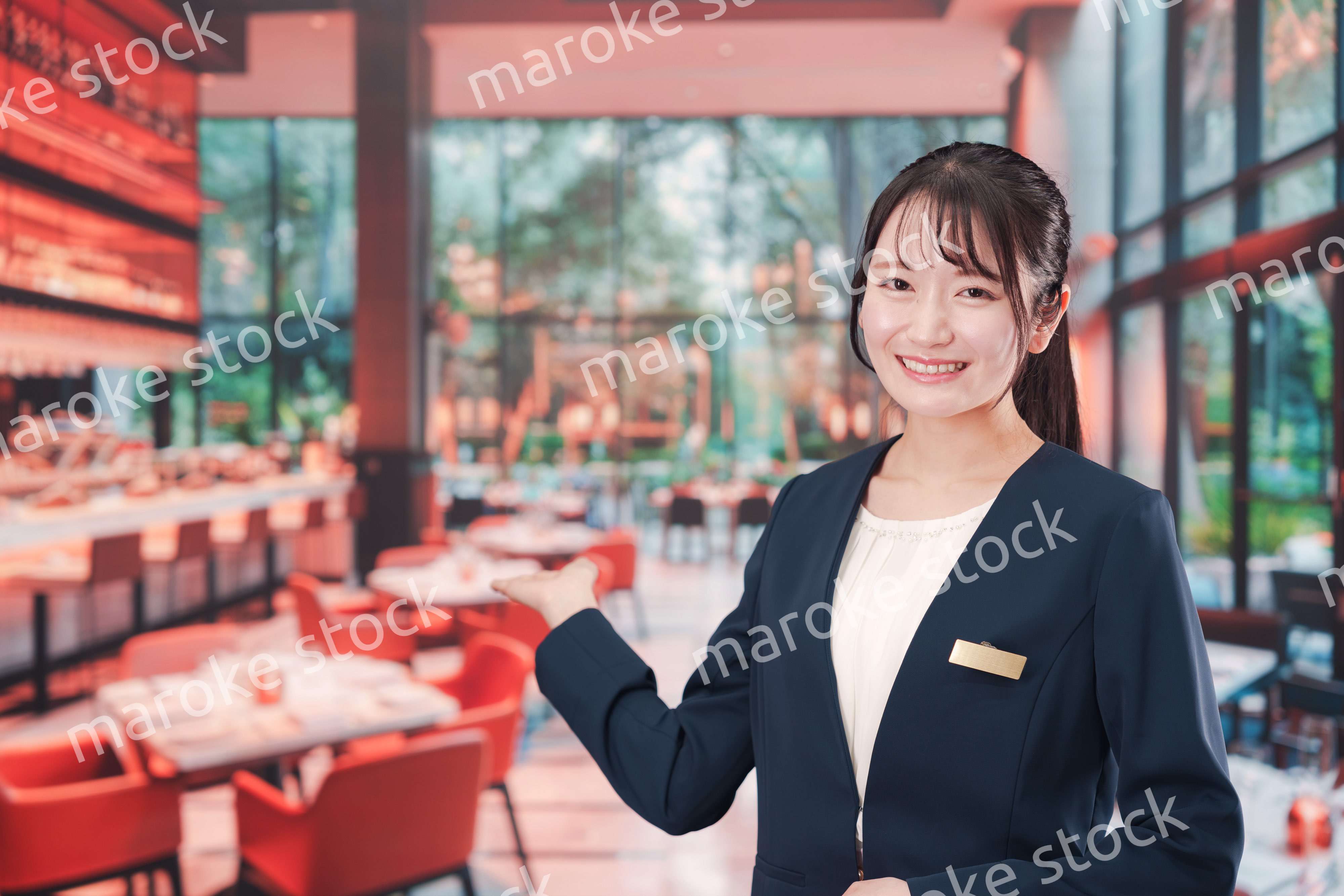 レストランで働く若い女性