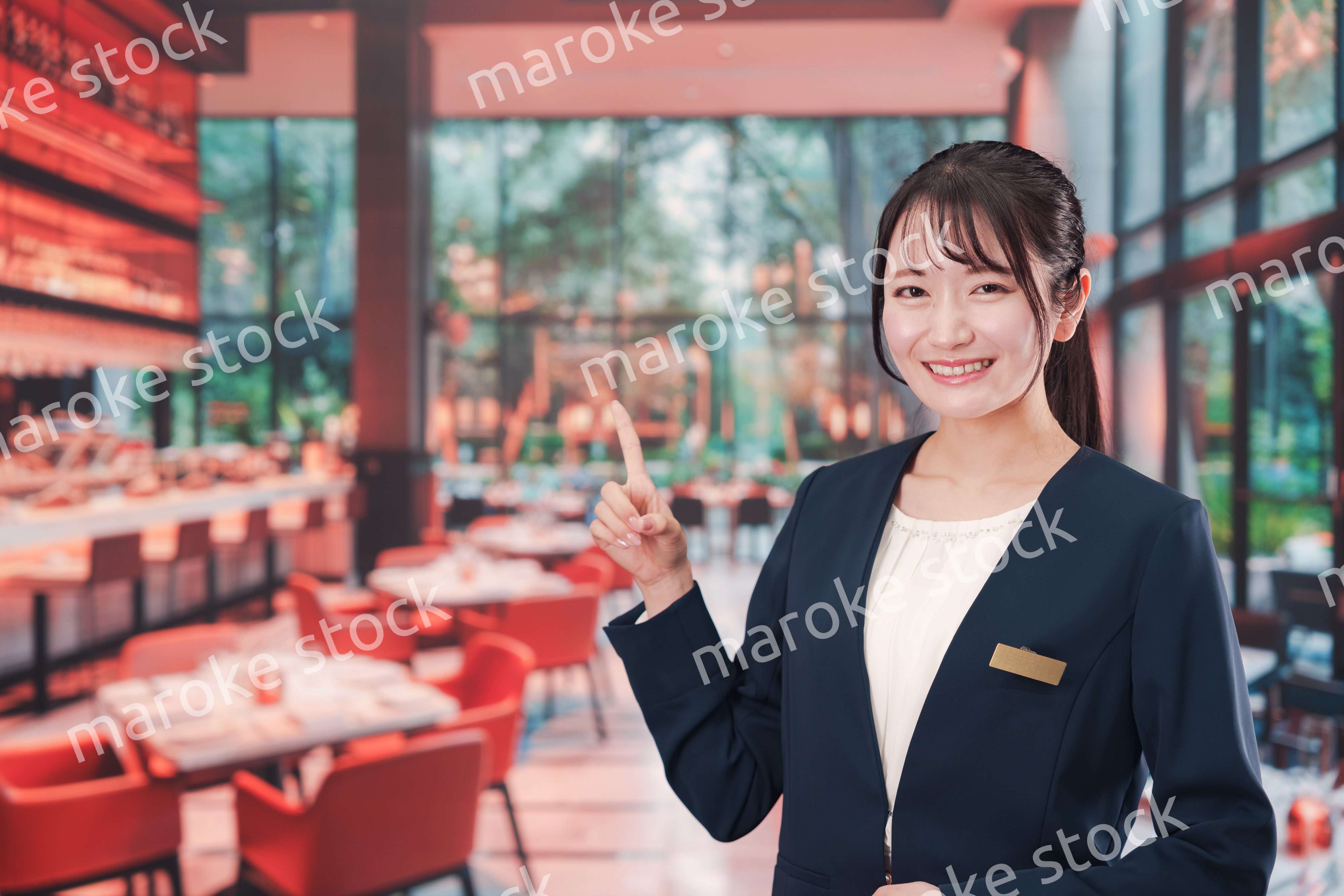 レストランで働く若い女性