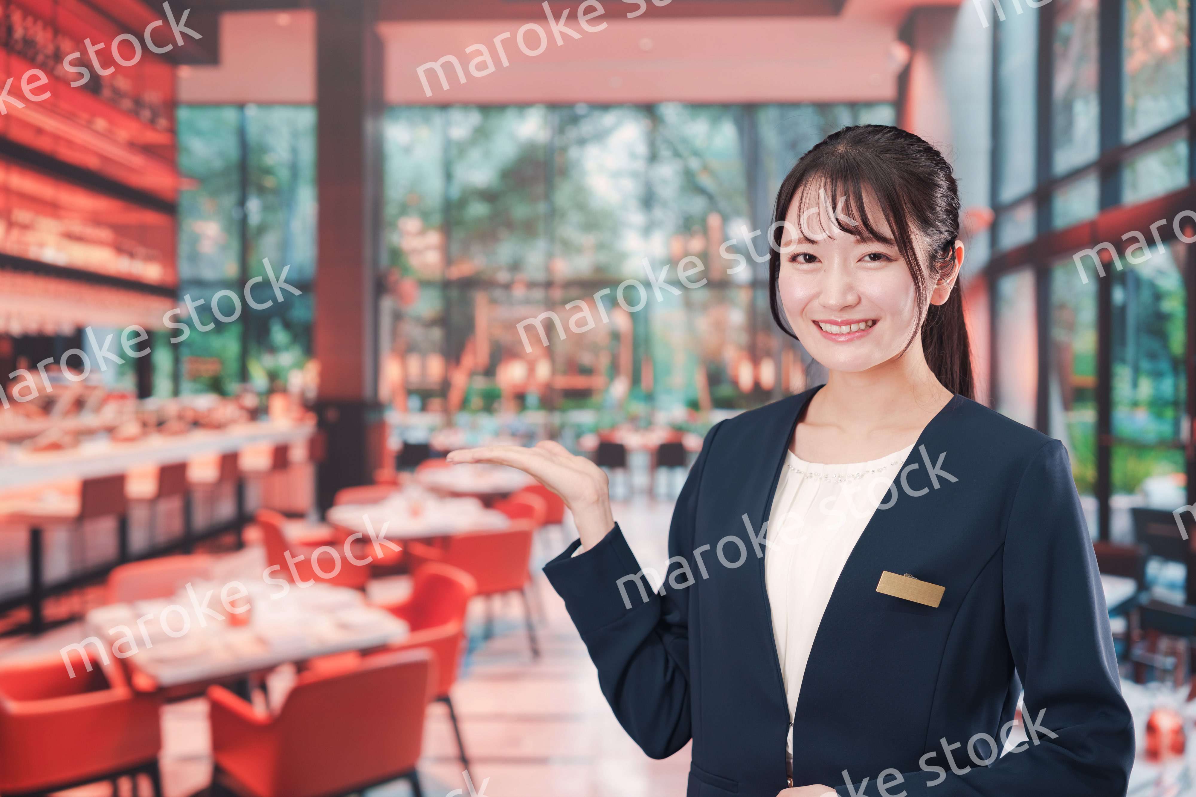 レストランで働く若い女性