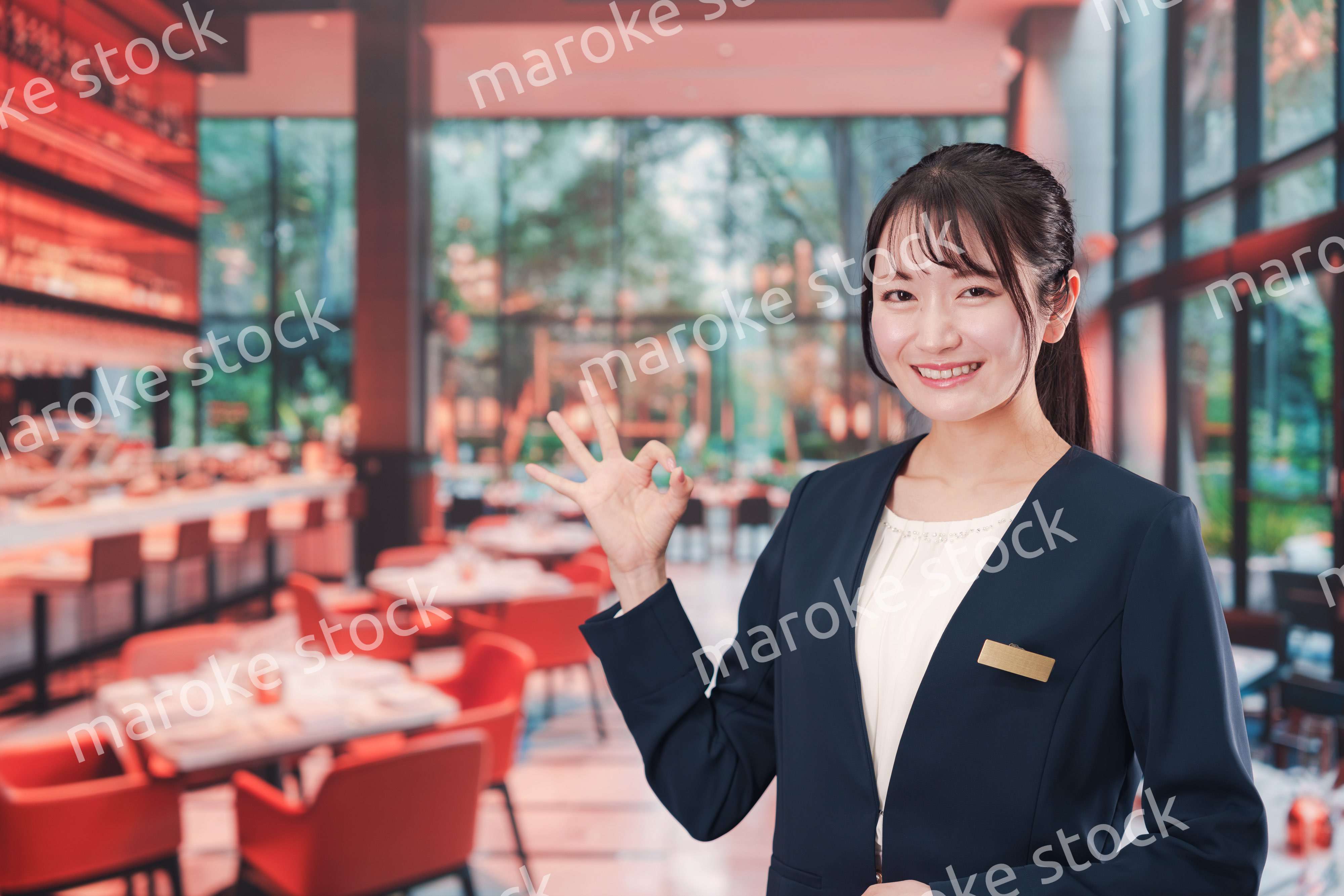 レストランで働く若い女性