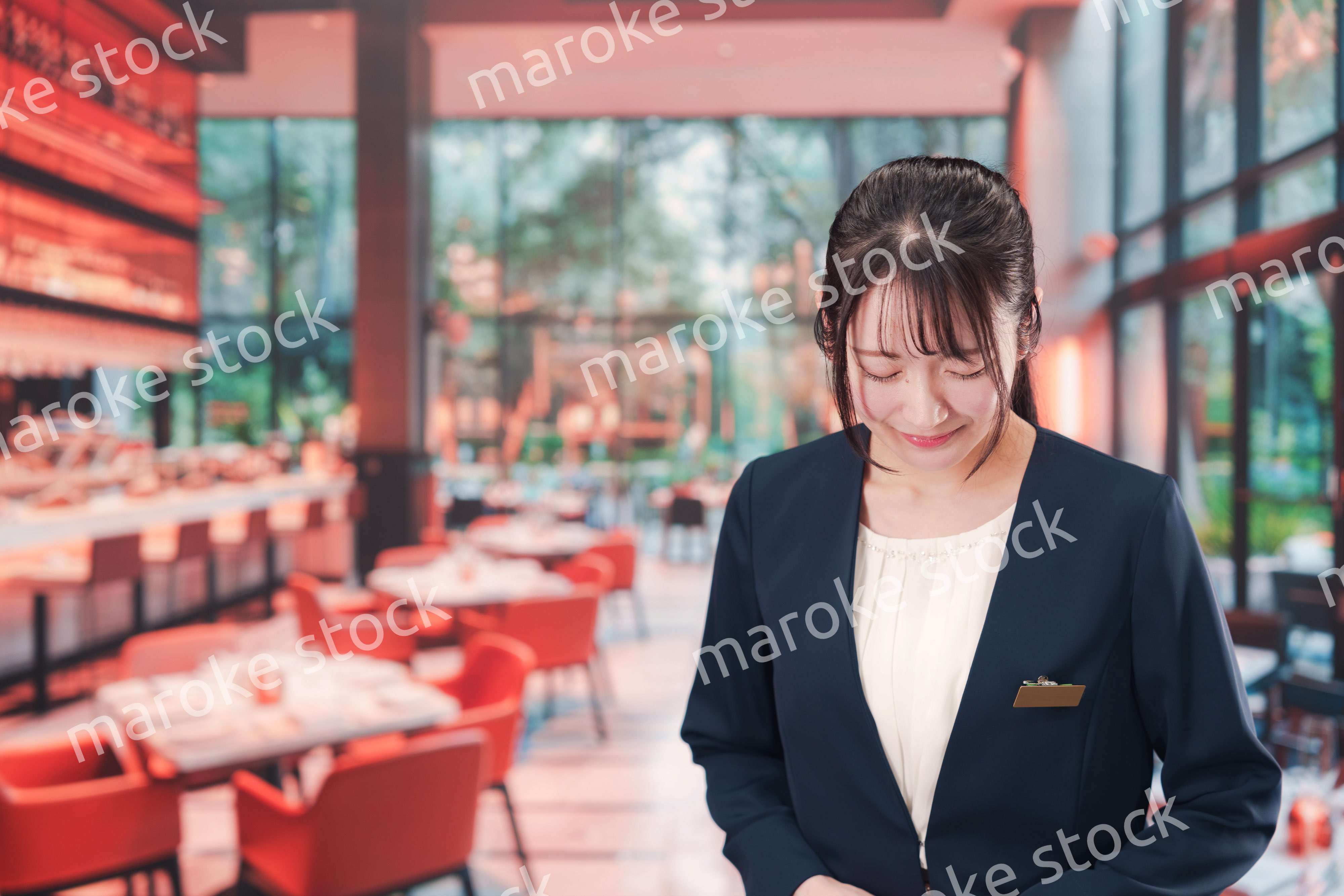 レストランで働く若い女性