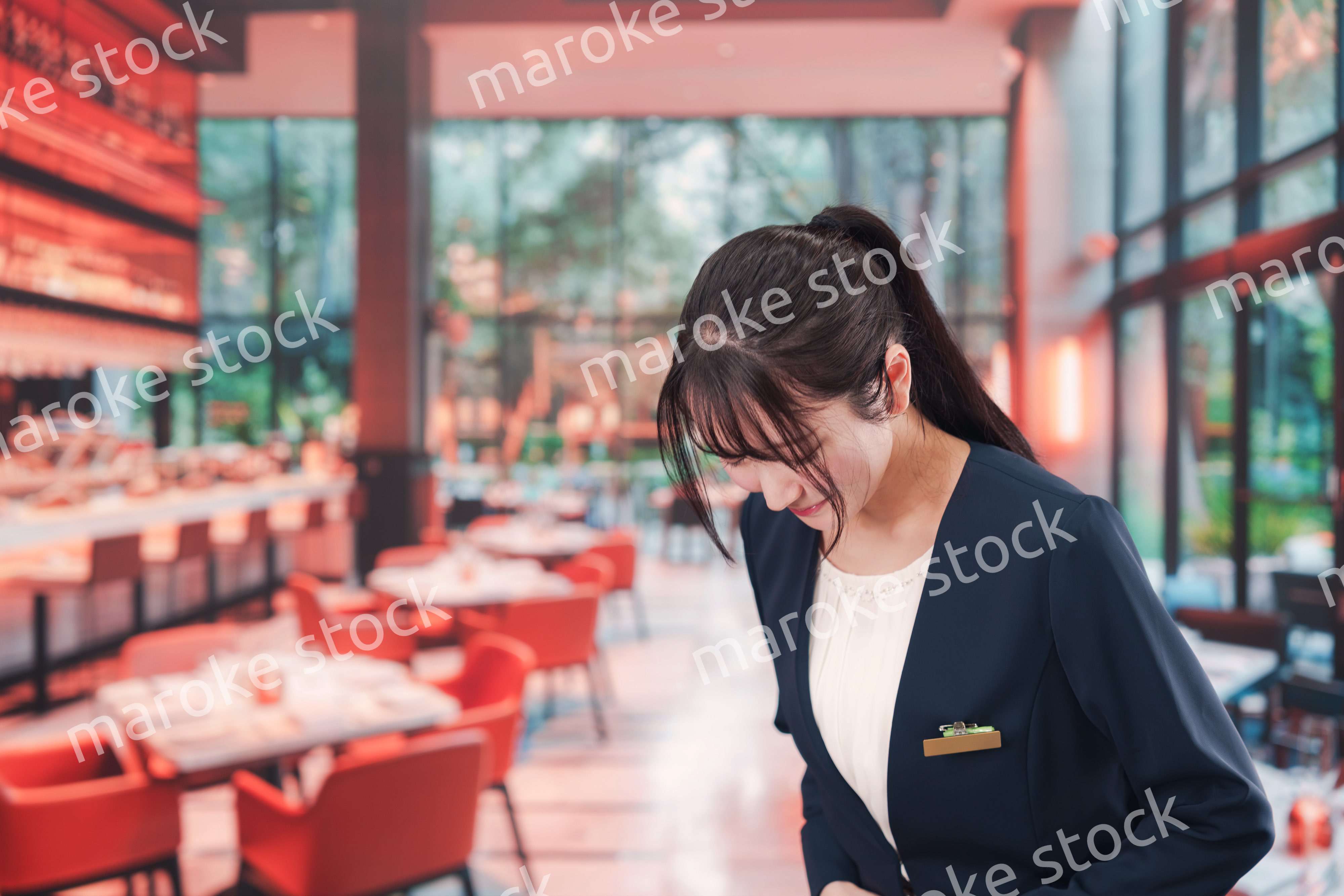 レストランで働く若い女性