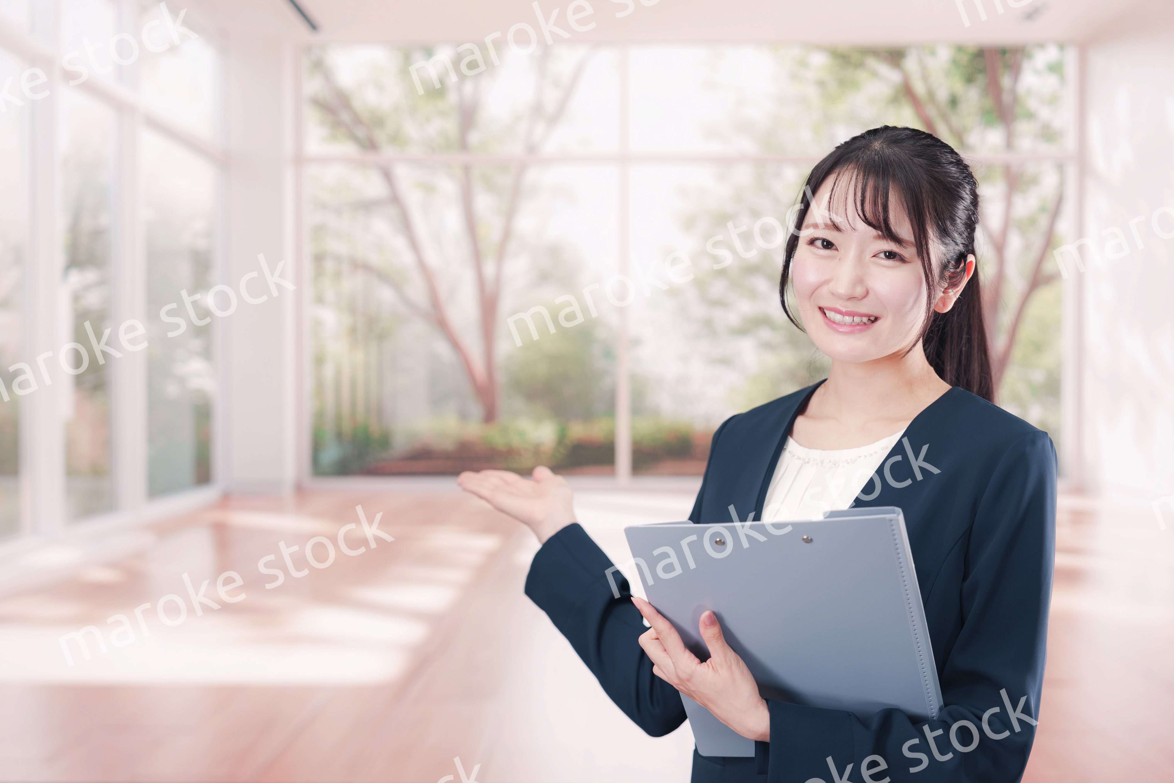 不動産の案内をするエージェントの女性