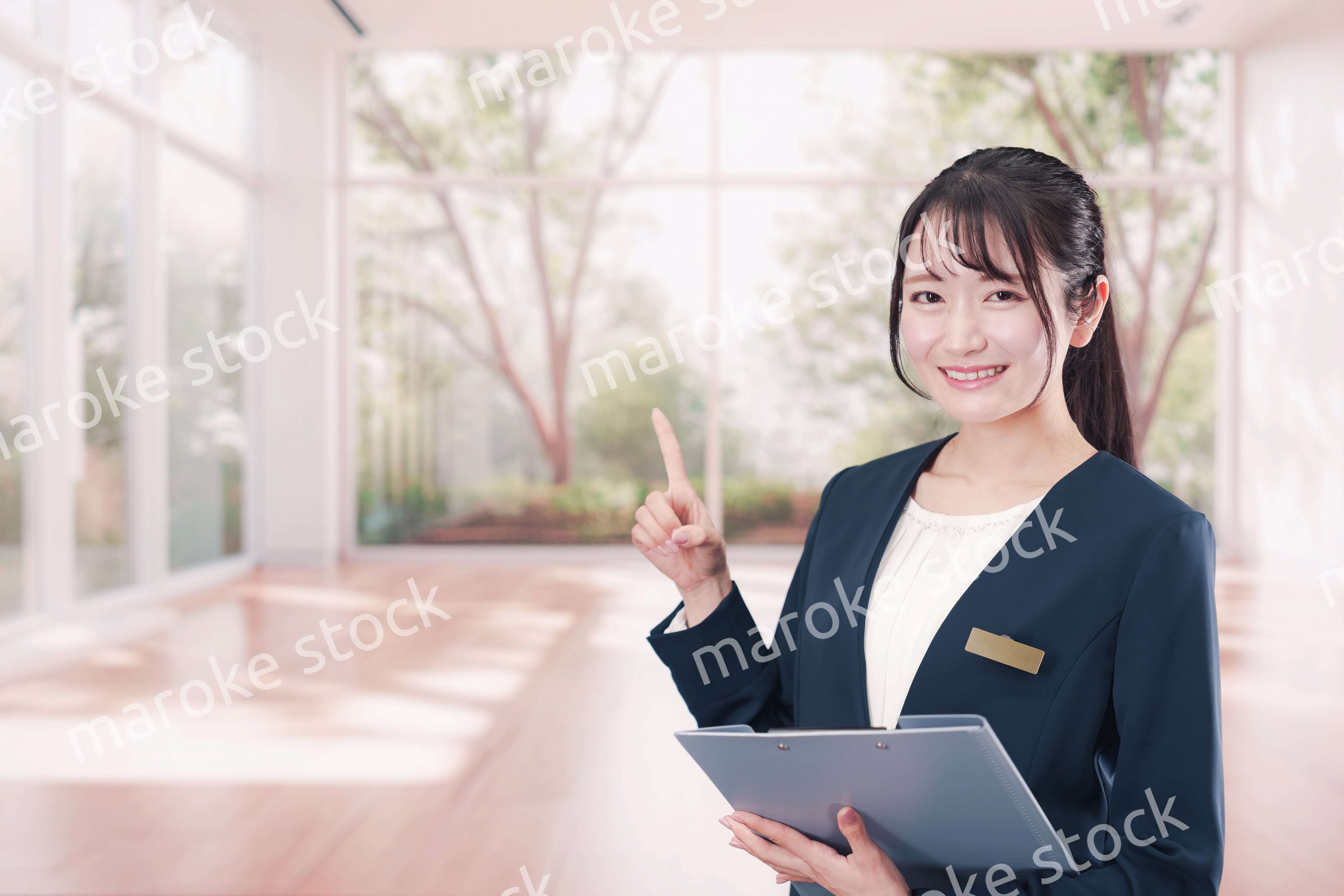 不動産の案内をするエージェントの女性