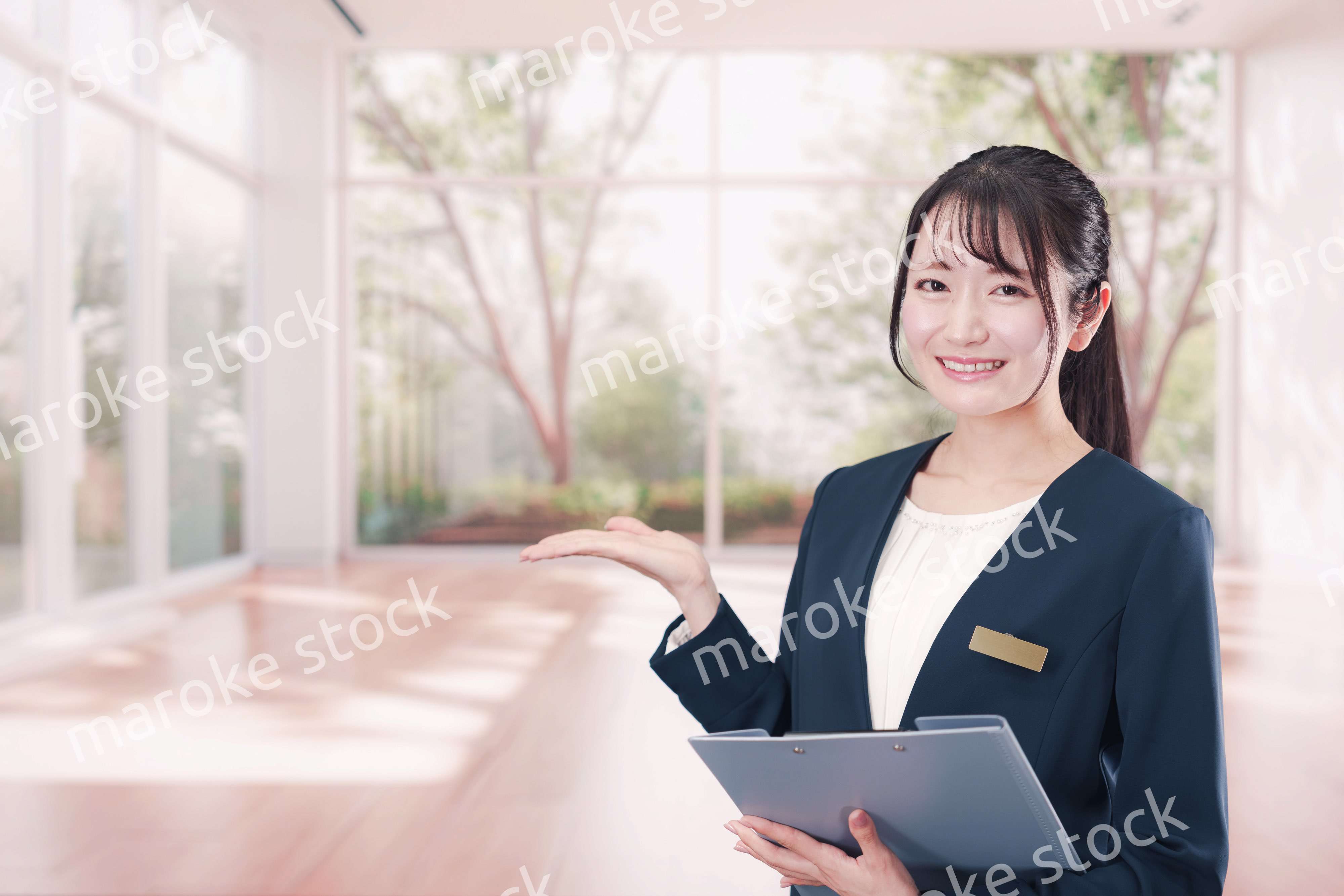 不動産の案内をするエージェントの女性