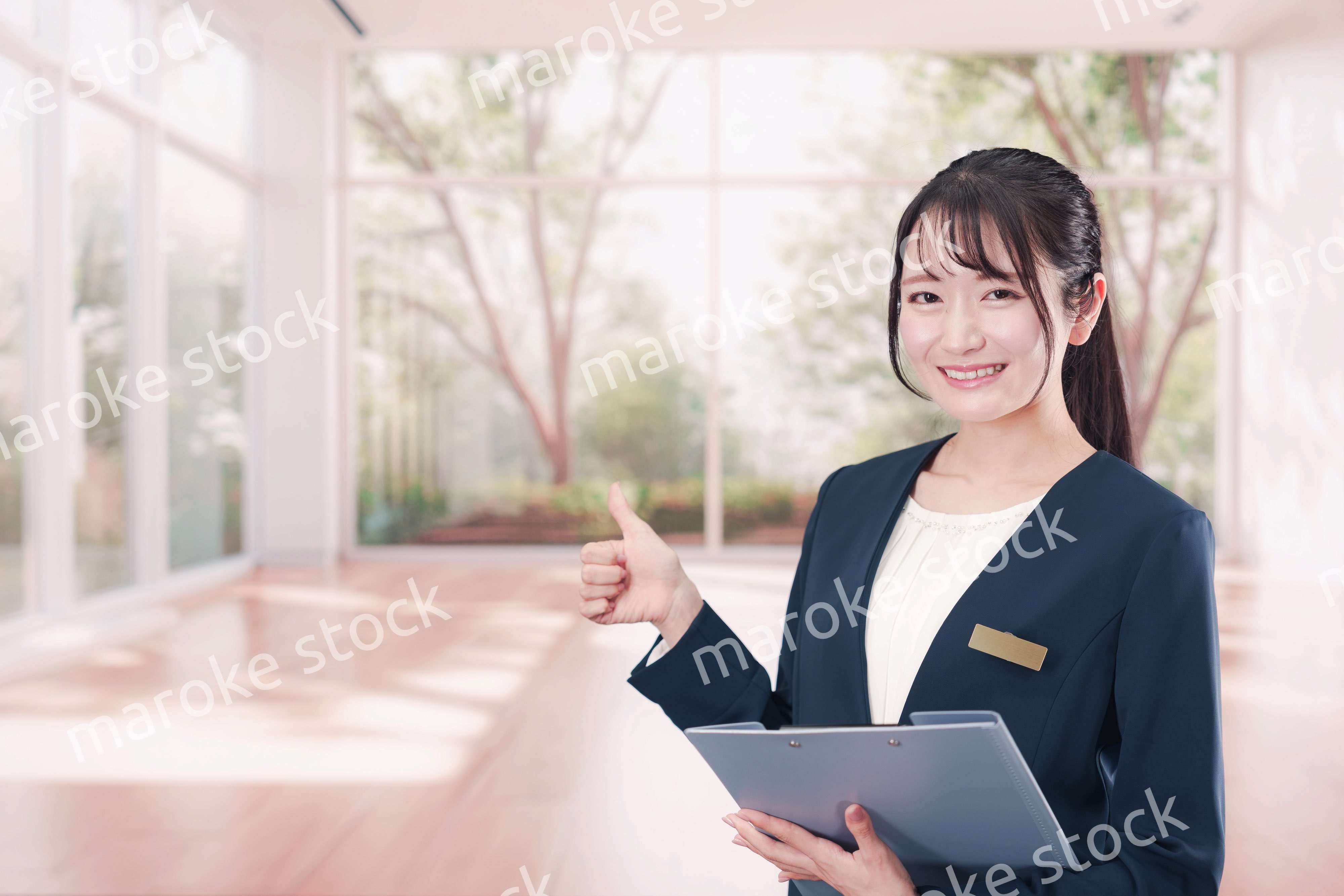 不動産の案内をするエージェントの女性