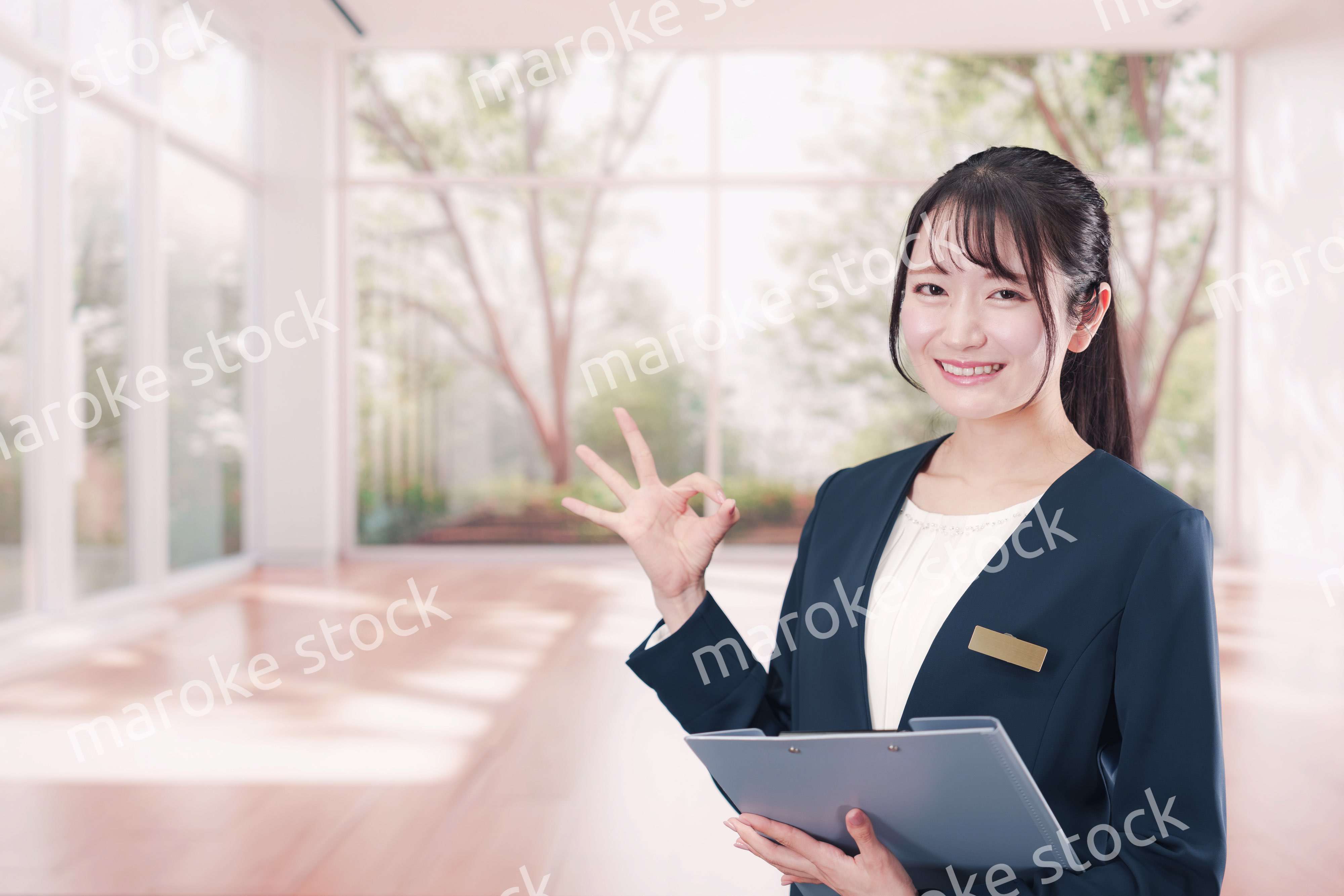 不動産の案内をするエージェントの女性