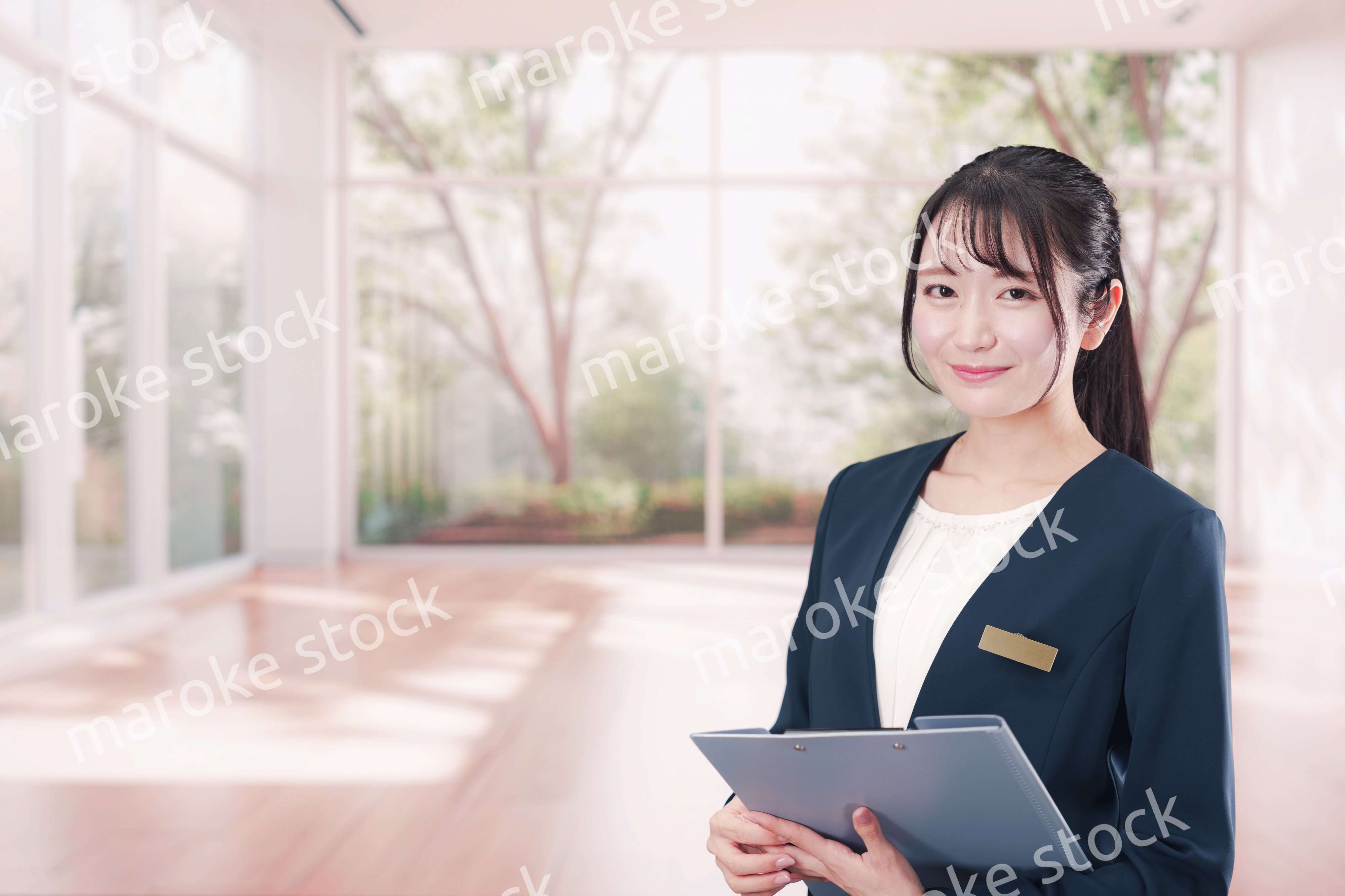 不動産の案内をするエージェントの女性