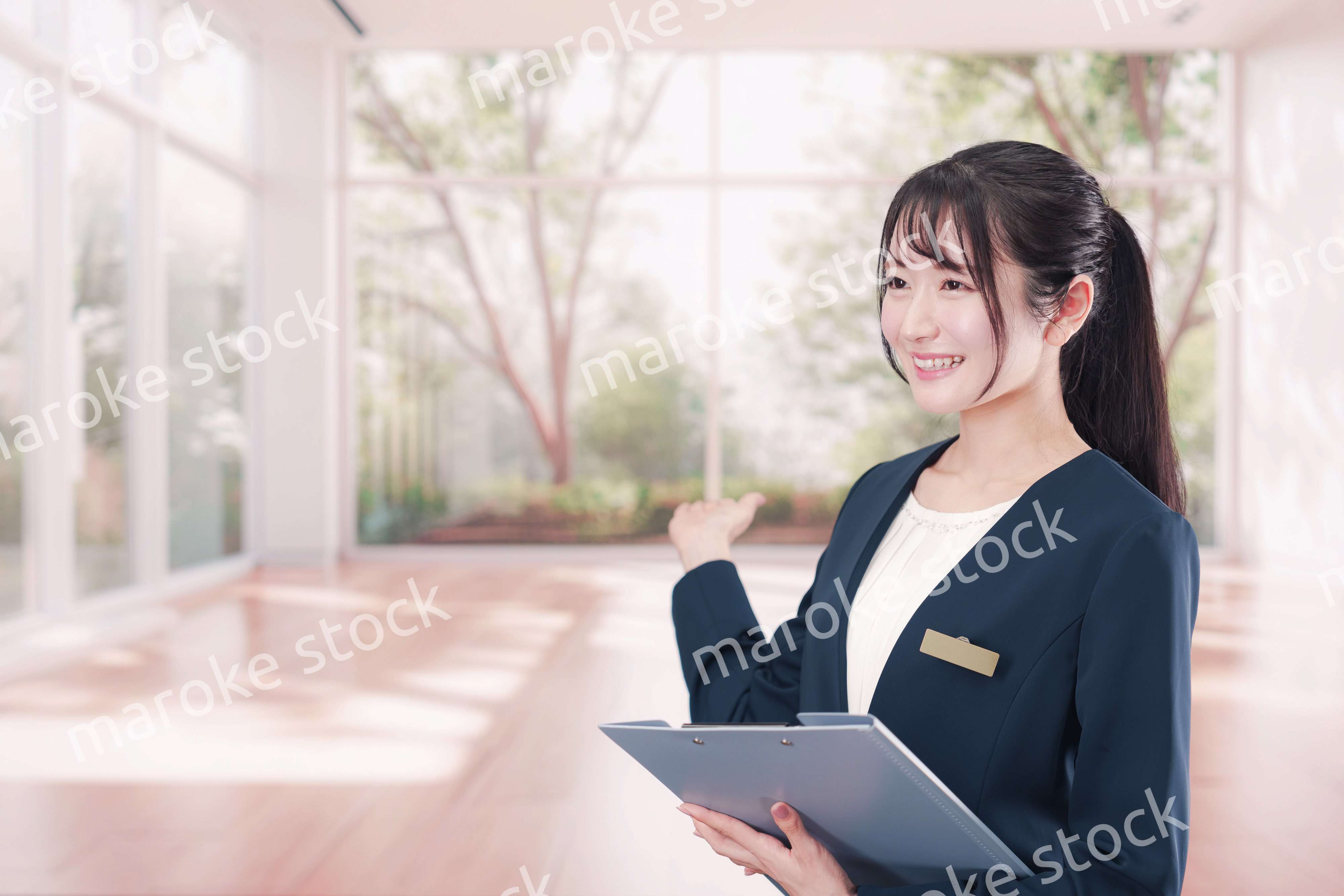 不動産の案内をするエージェントの女性