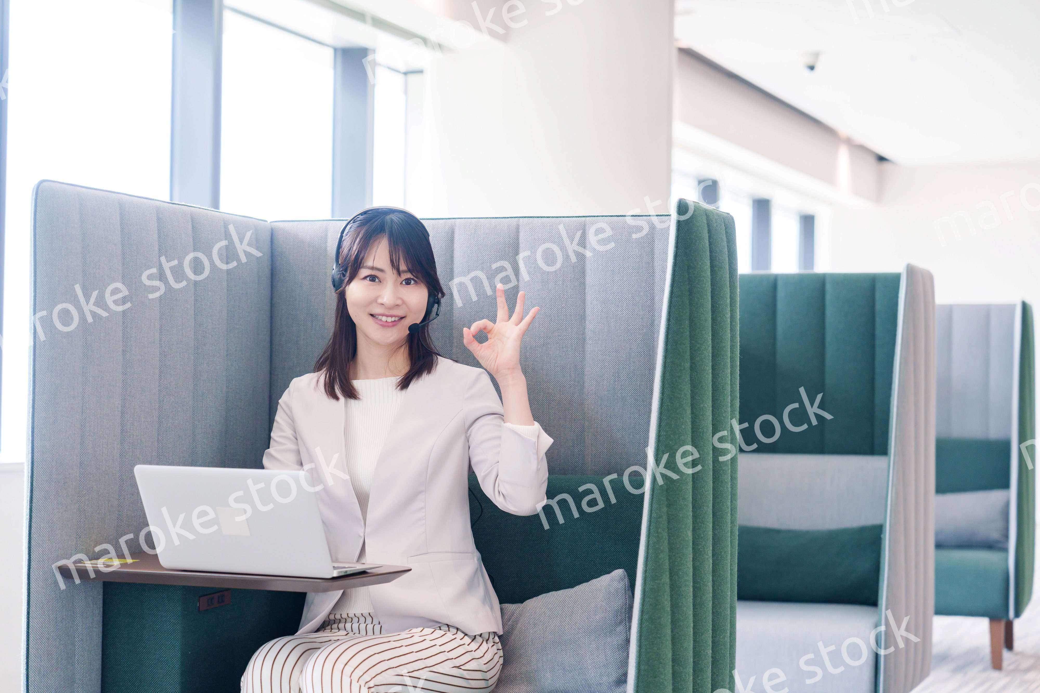 コワーキングスペースのブースで働く若い女性