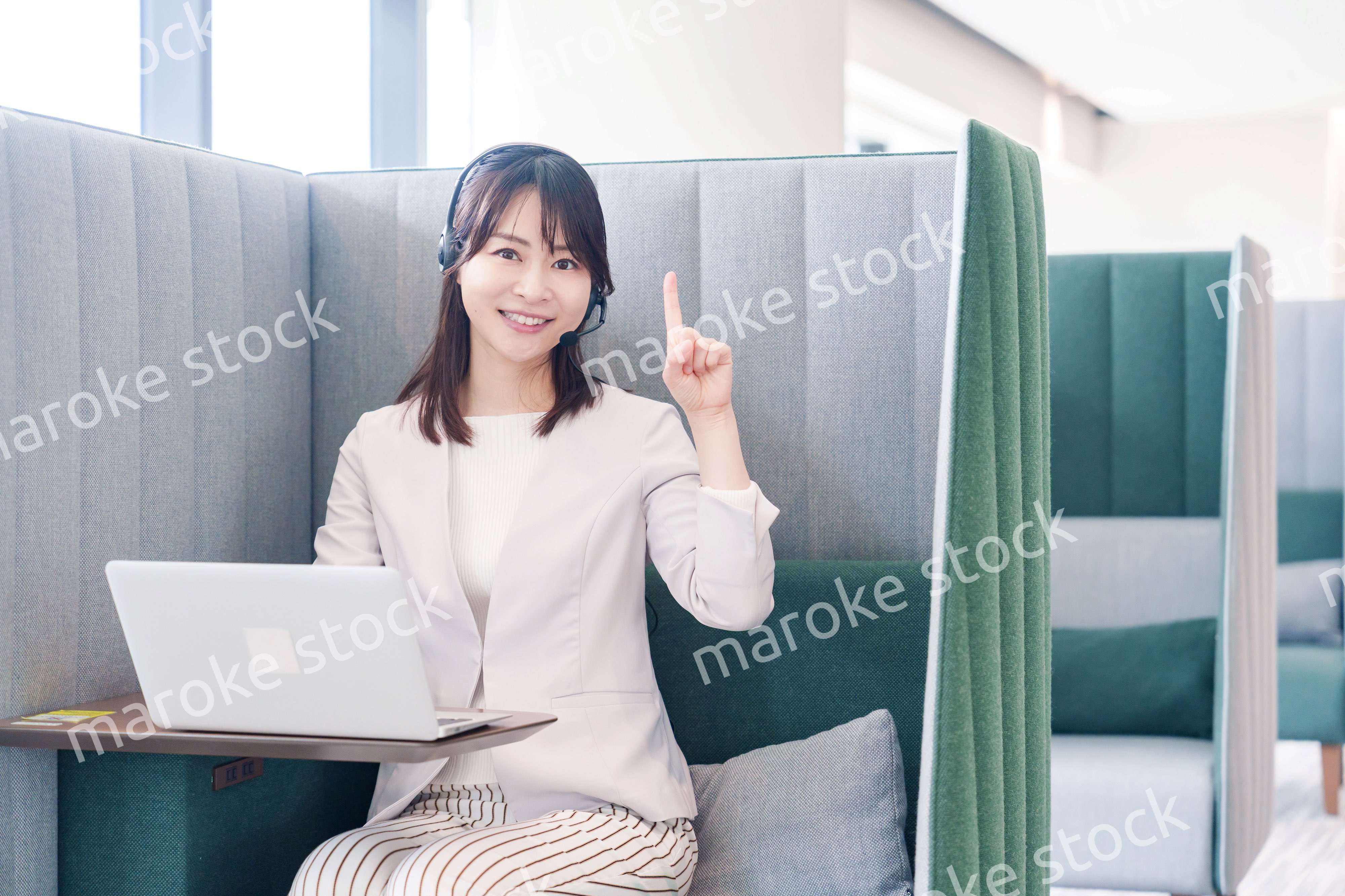 コワーキングスペースのブースで働く若い女性