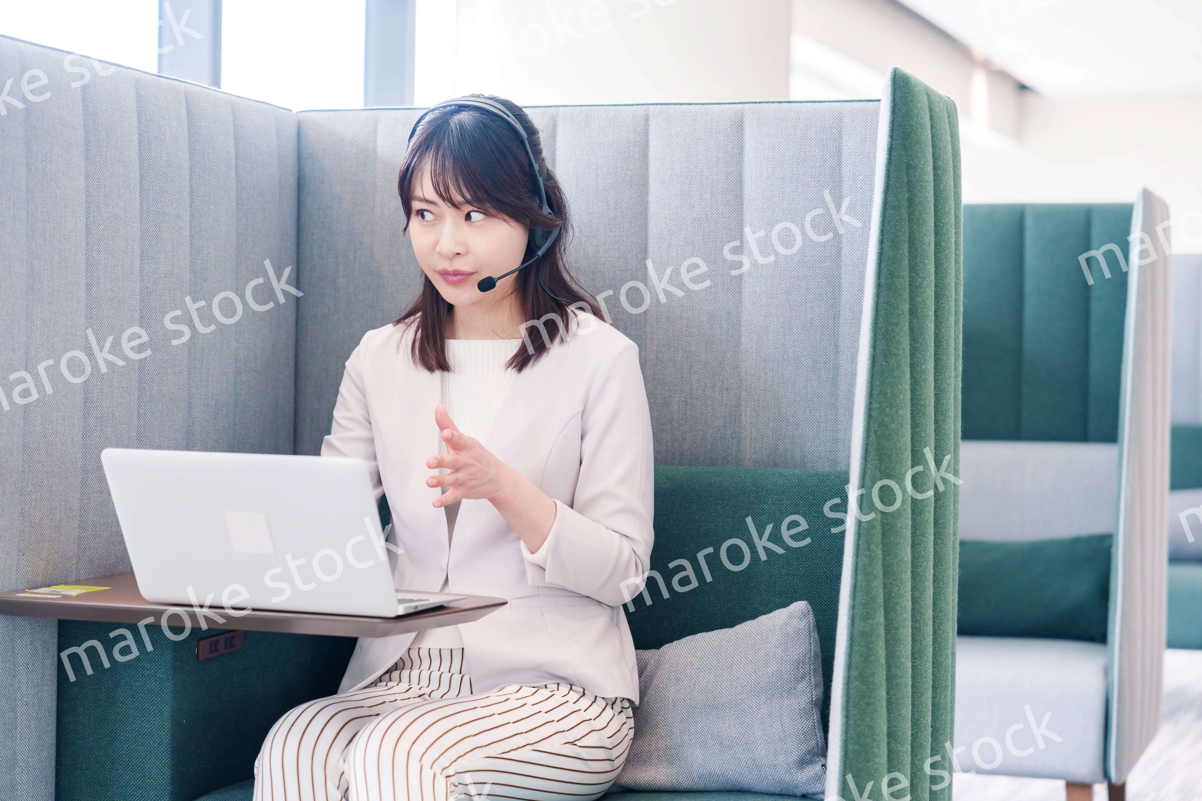 コワーキングスペースでリモート会議に参加する若い女性