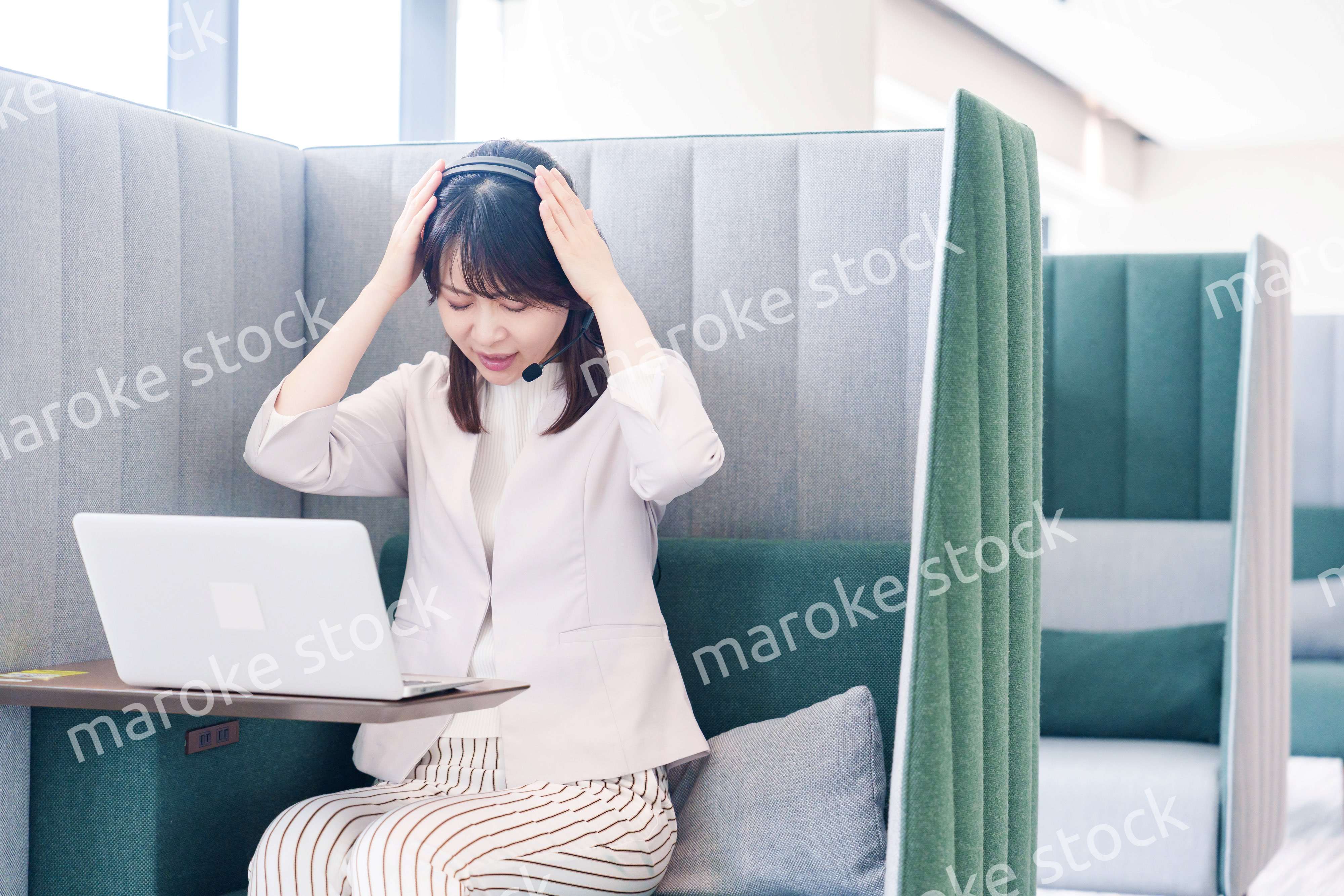 コワーキングスペースでリモート会議に参加する若い女性