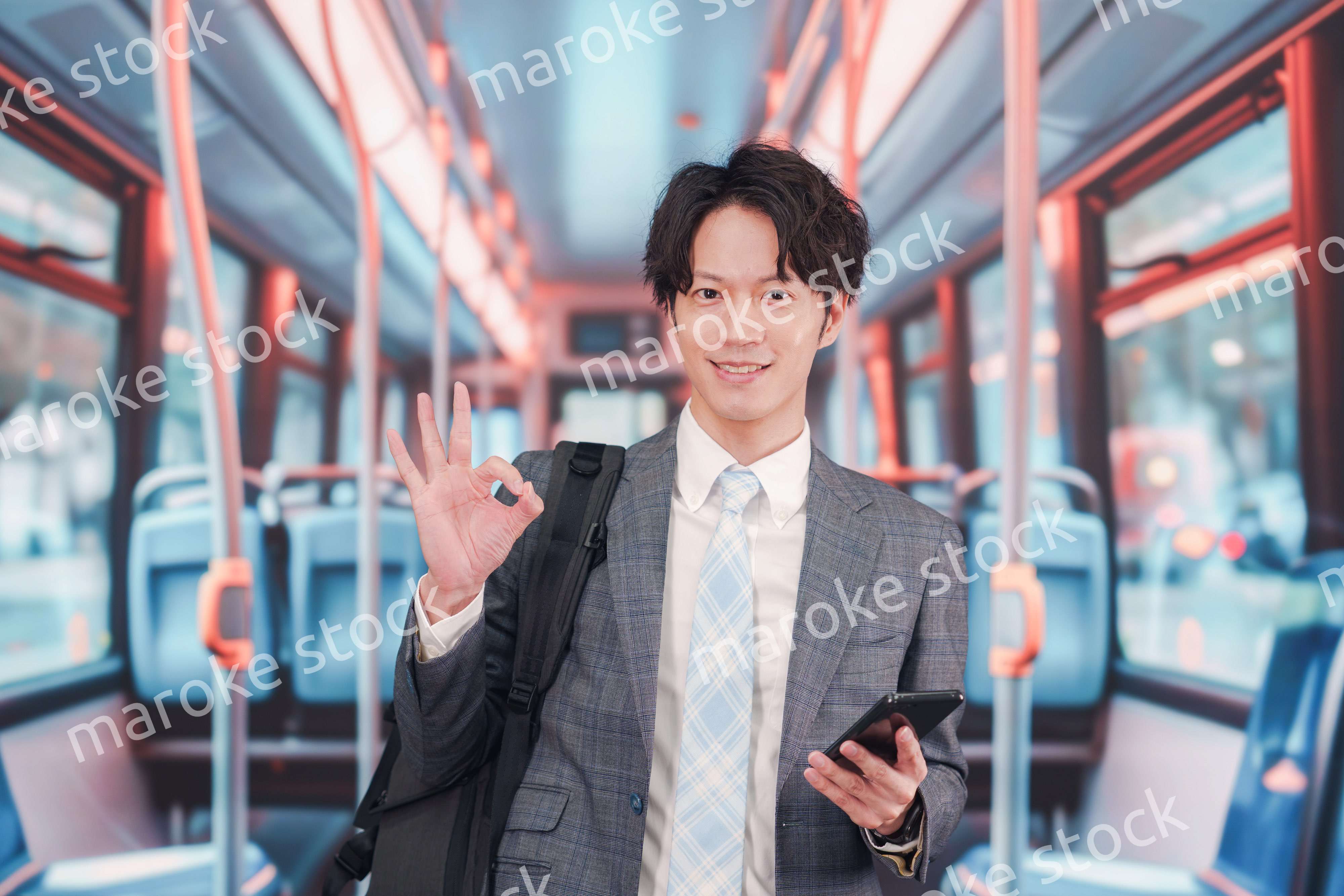 バスで通勤をするスーツを着たビジネスマン