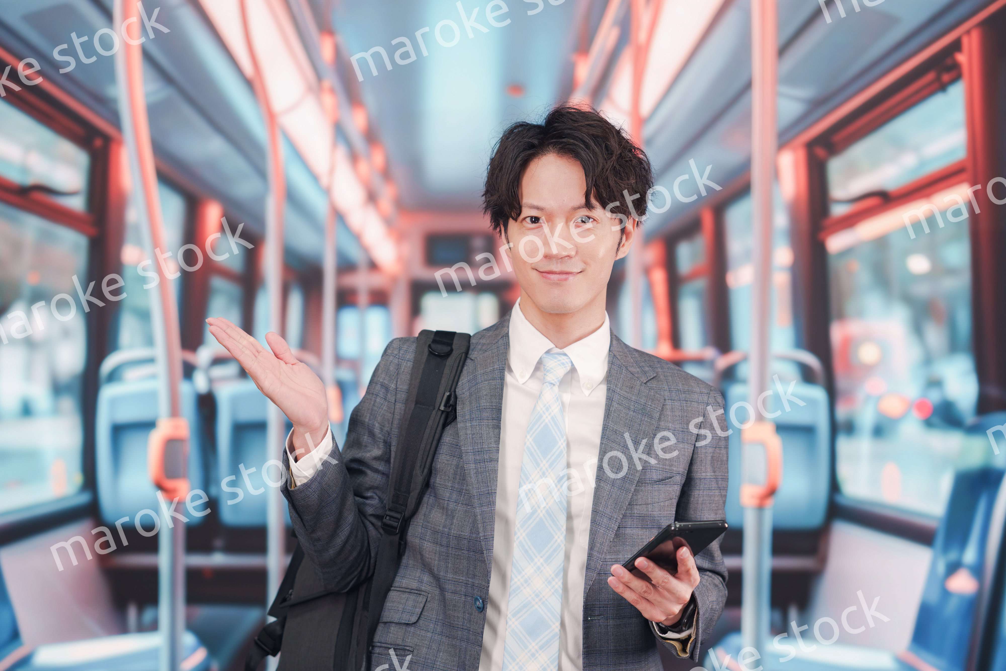 バスで通勤をするスーツを着たビジネスマン