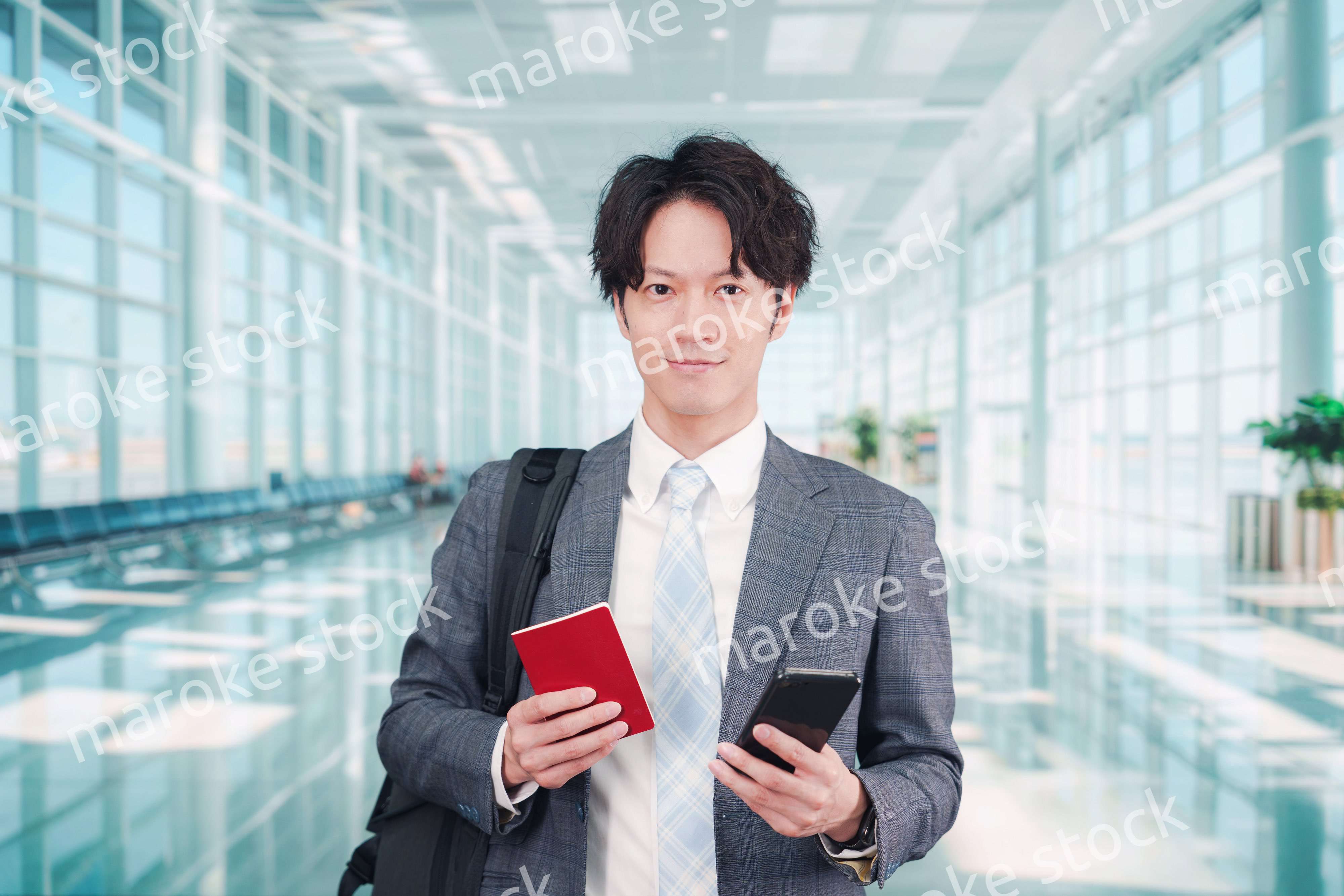 海外出張に行く若いビジネスマン