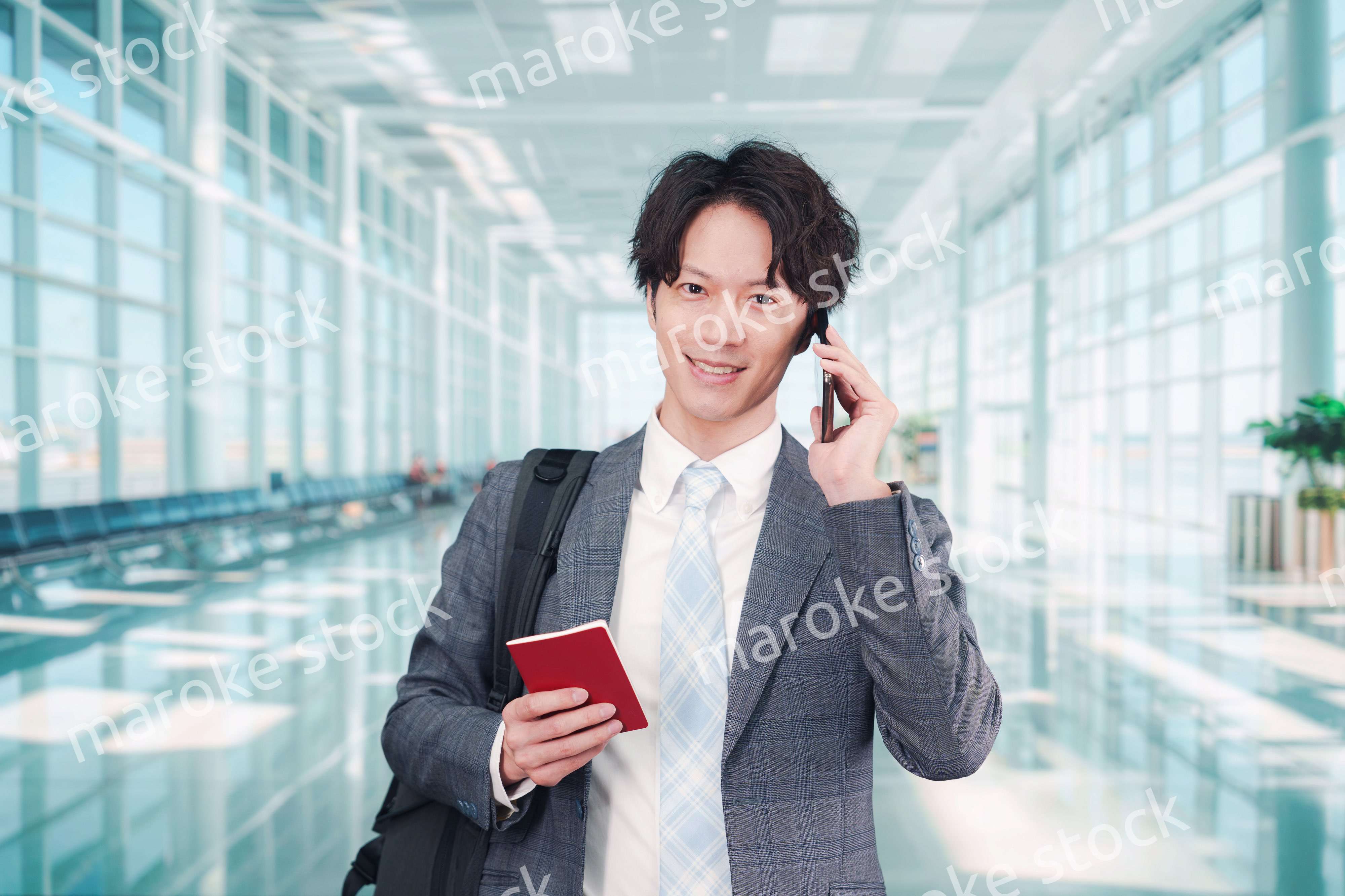 海外出張に行く若いビジネスマン